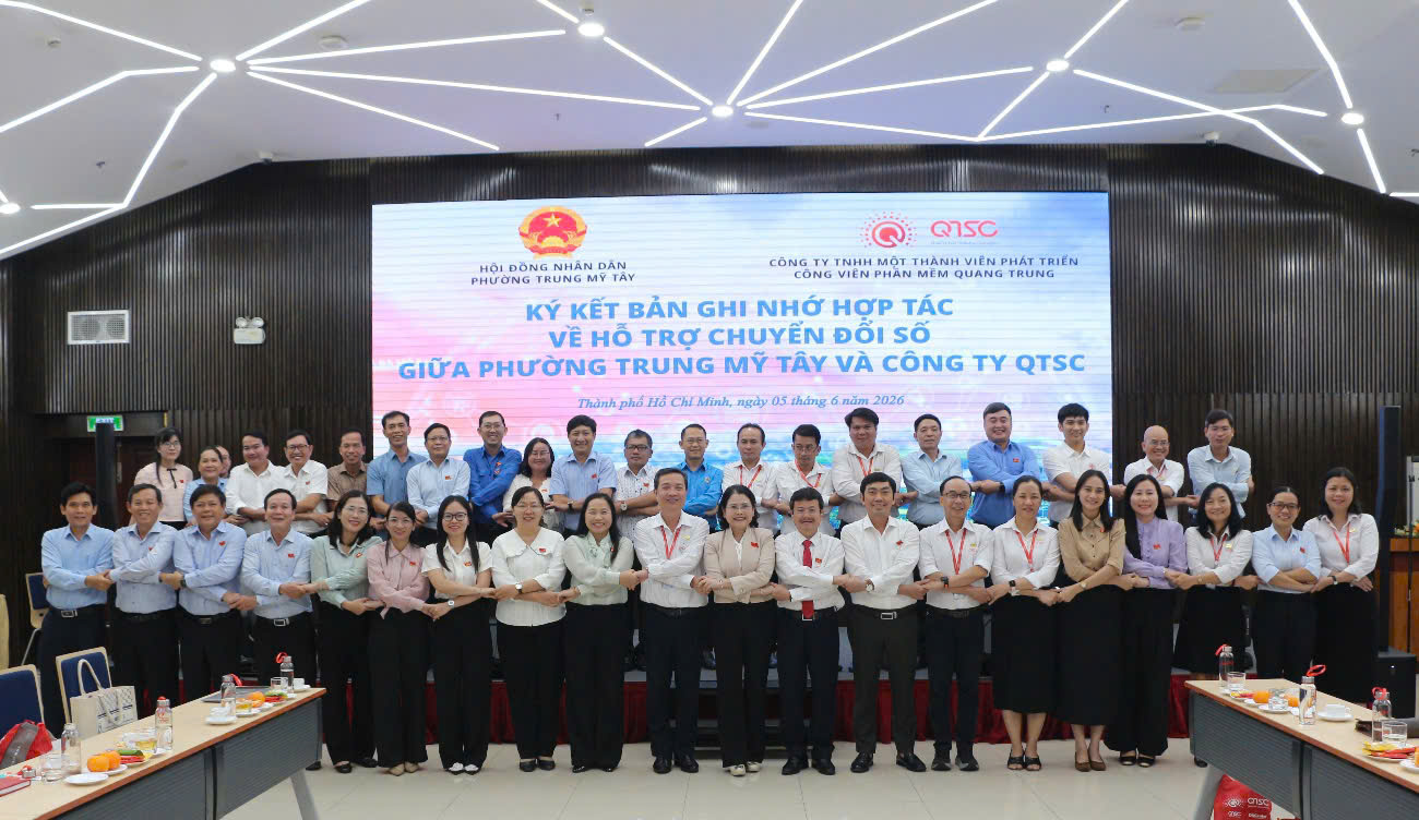 Các đại biểu chụp hình lưu niệm
