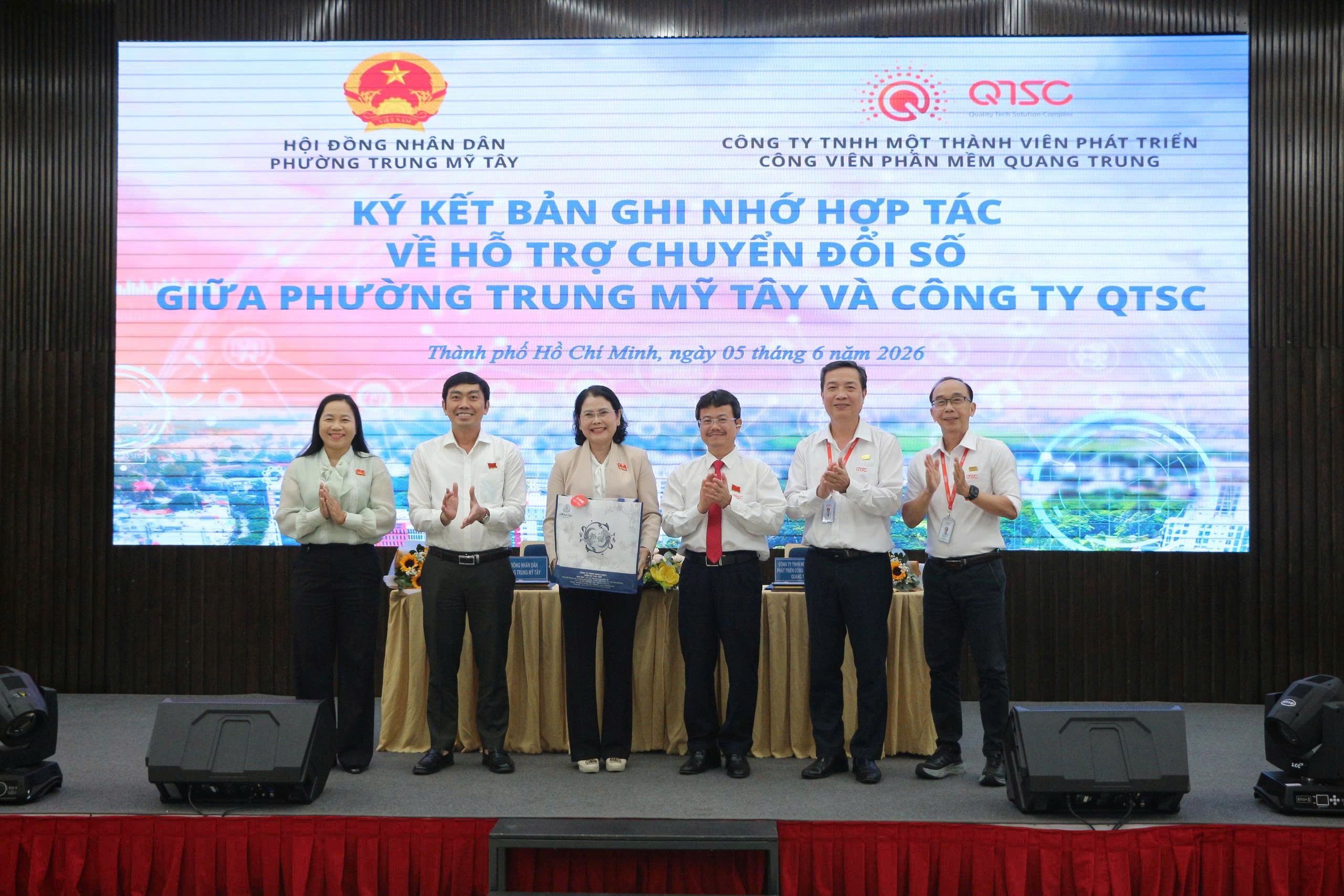 Lãnh đạo phường Trung Mỹ Tây và QTSC tặng hoa, quà cảm ơn và chúc mừng sự hợp tác của 02 đơn vị