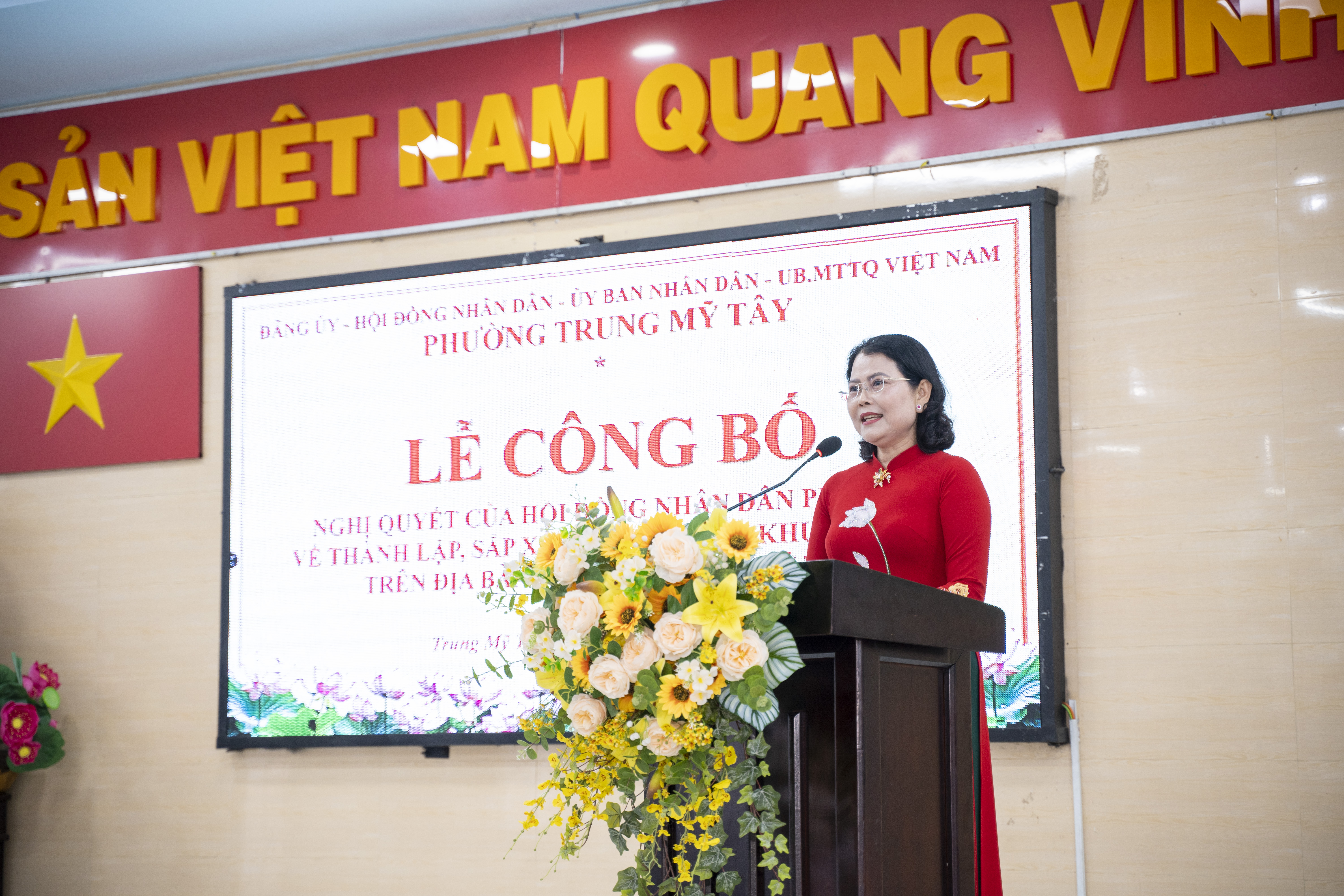 PHƯỜNG TRUNG MỸ TÂY TỔ CHỨC LỄ CÔNG BỐ NGHỊ QUYẾT CỦA HỘI ĐỒNG NHÂN DÂN PHƯỜNG VỀ SẮP XẾP, TỔ CHỨC LẠI 22 KHU PHỐ MỚI