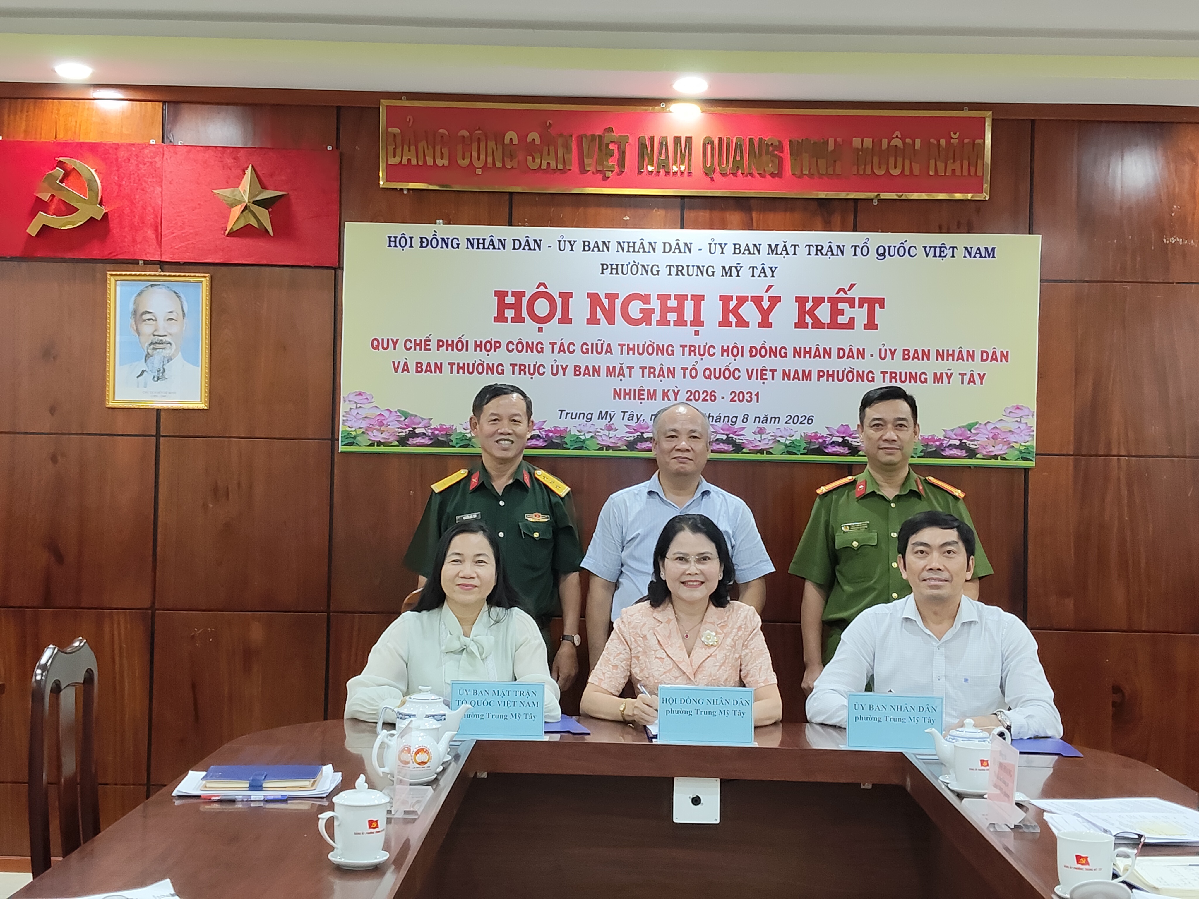 THƯỜNG TRỰC HĐND PHƯỜNG TRUNG MỸ TÂY TỔ CHỨC PHIÊN HỌP ĐỊNH KỲ THÁNG 8 NĂM 2026 VÀ KÝ KẾT QUY CHẾ PHỐI HỢP CÔNG TÁC NHIỆM KỲ 2026 - 2031