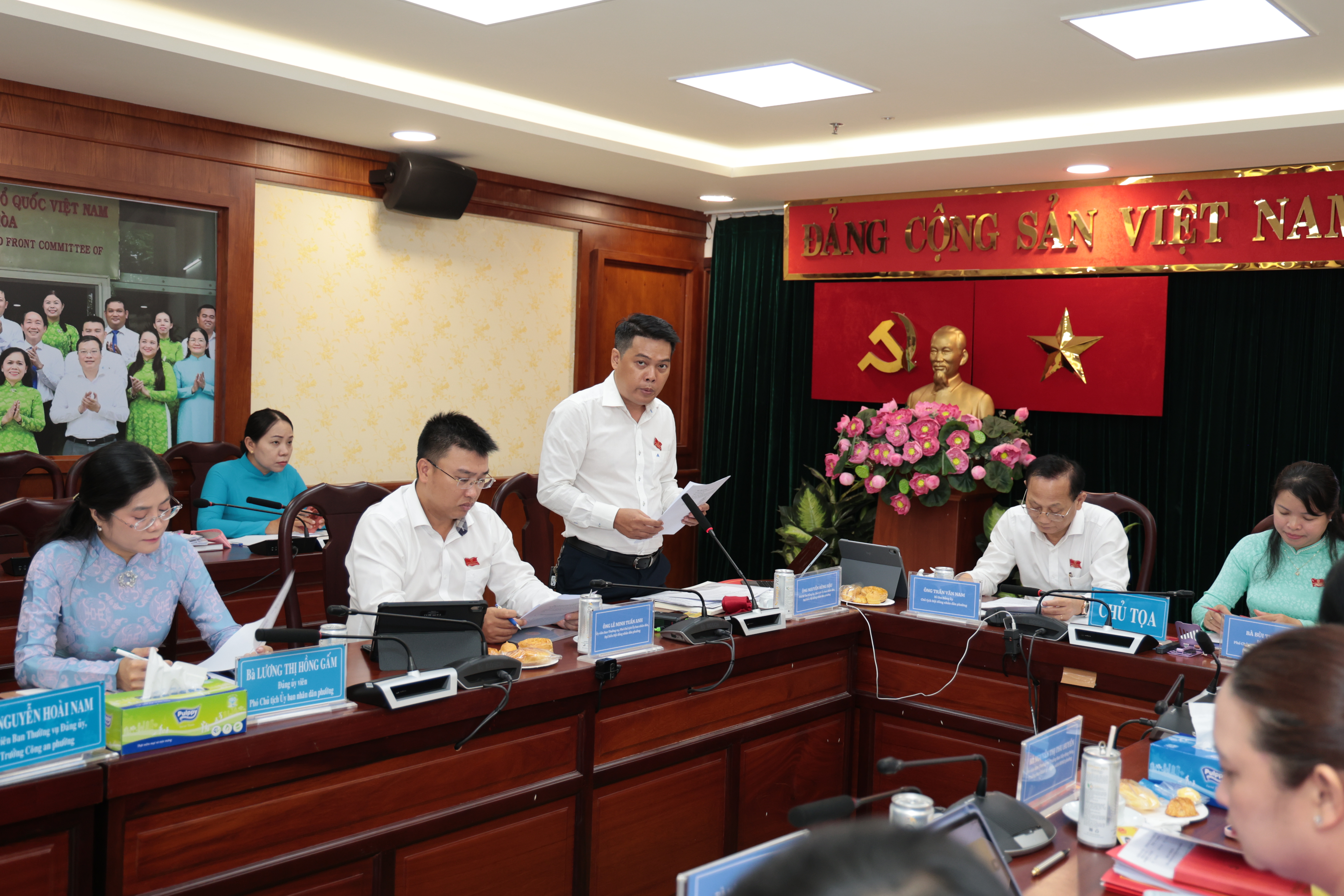 Chủ tịch Ủy ban nhân dân Phường Xuân Hòa trình bày Tờ trình về công tác nhân sự