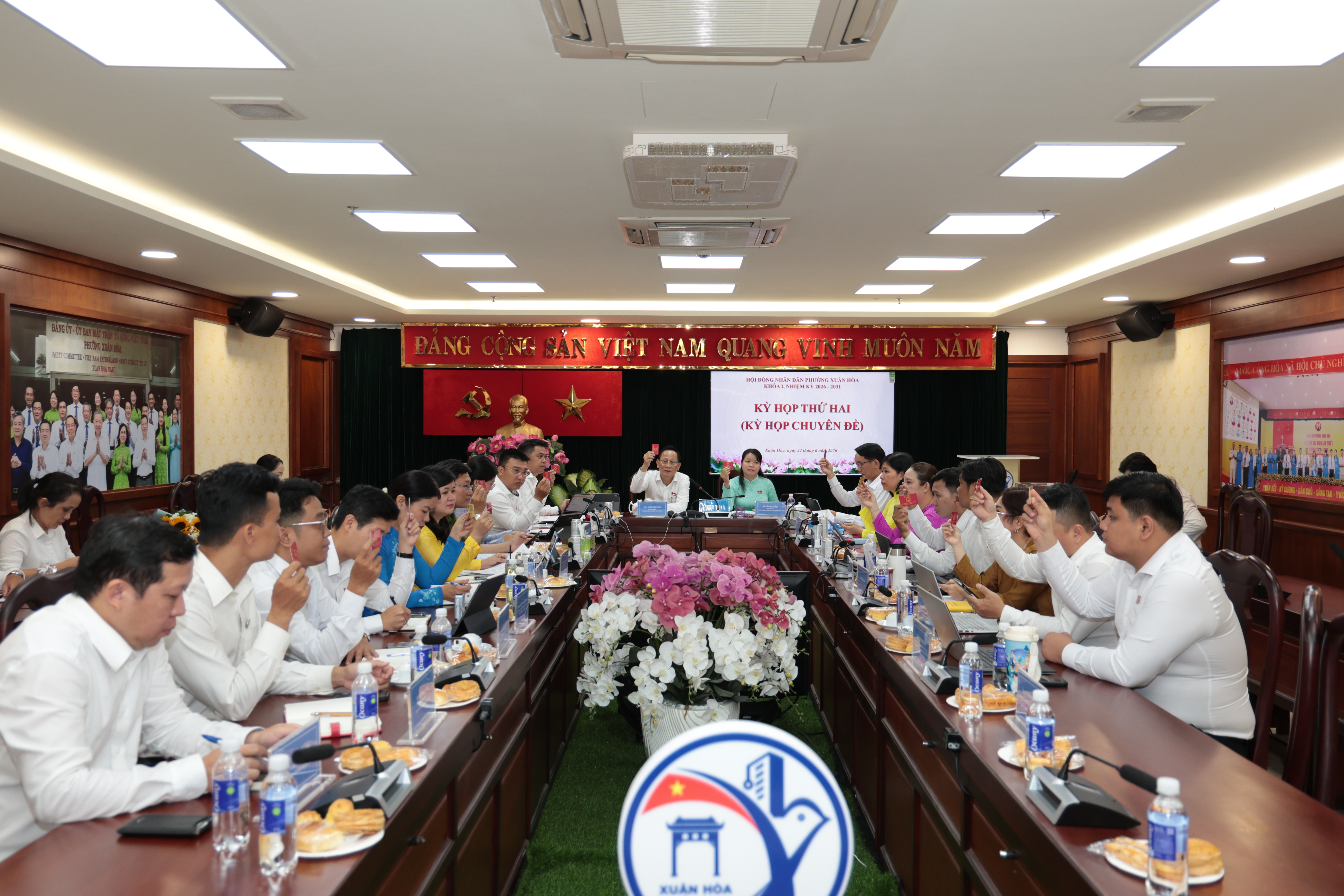 Đại biểu biểu quyết thông qua Nghị quyết trình Kỳ họp