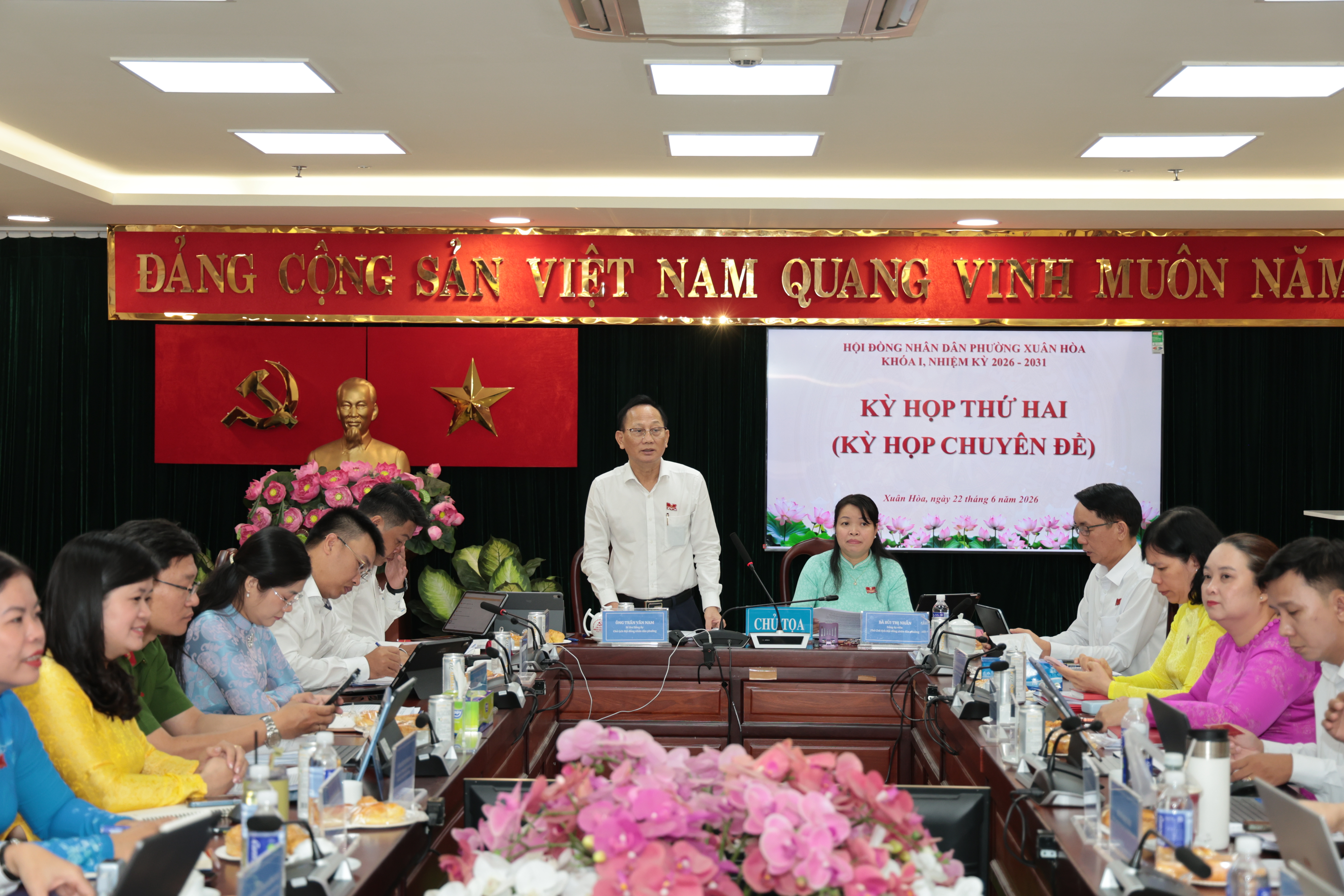 Chủ tịch Hội đồng nhân dân Phường Xuân Hòa Trần Văn Nam điều hành Kỳ họp