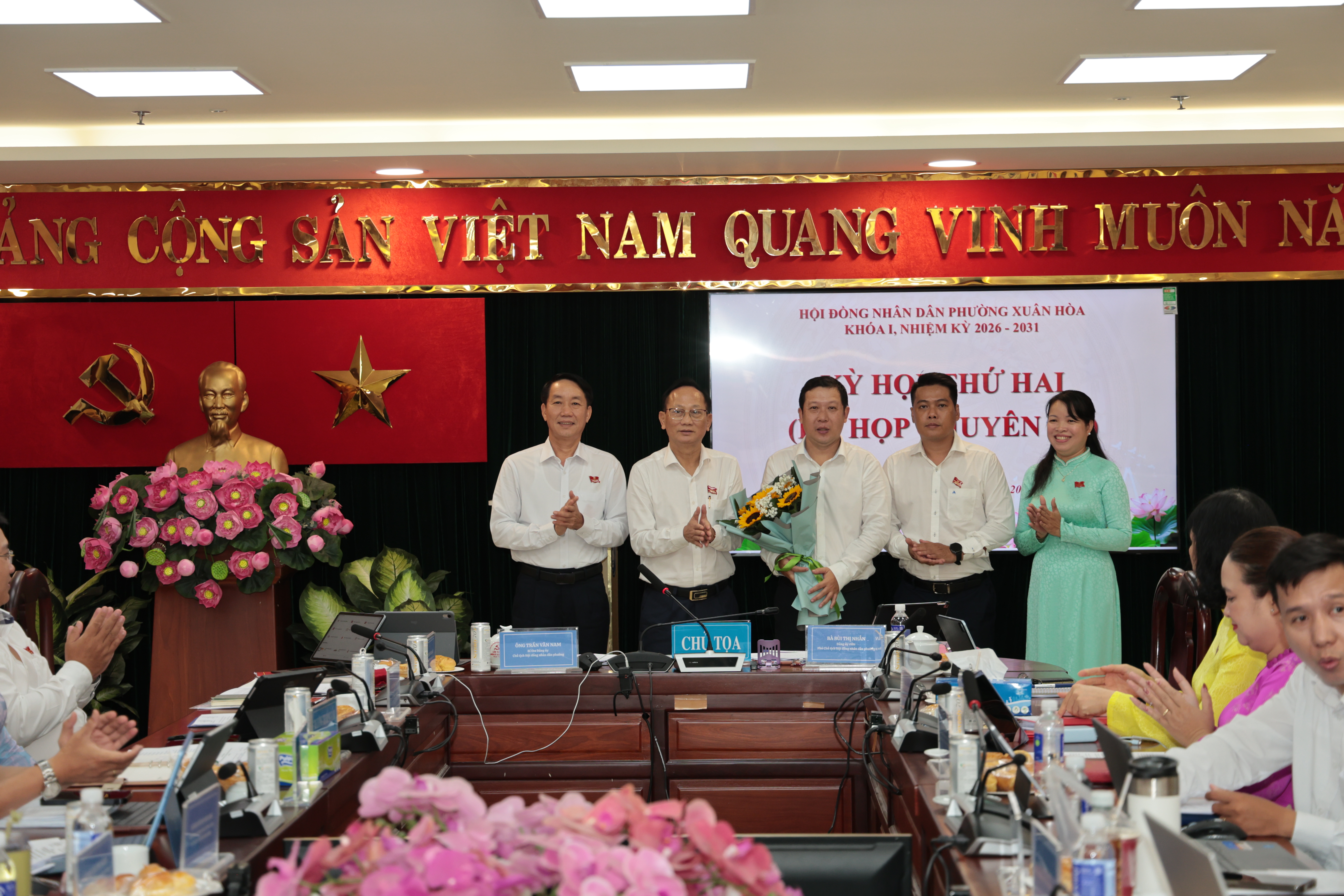 Lãnh đạo Phường Xuân Hòa tặng hoa cảm ơn Ông Trần Anh Tuấn