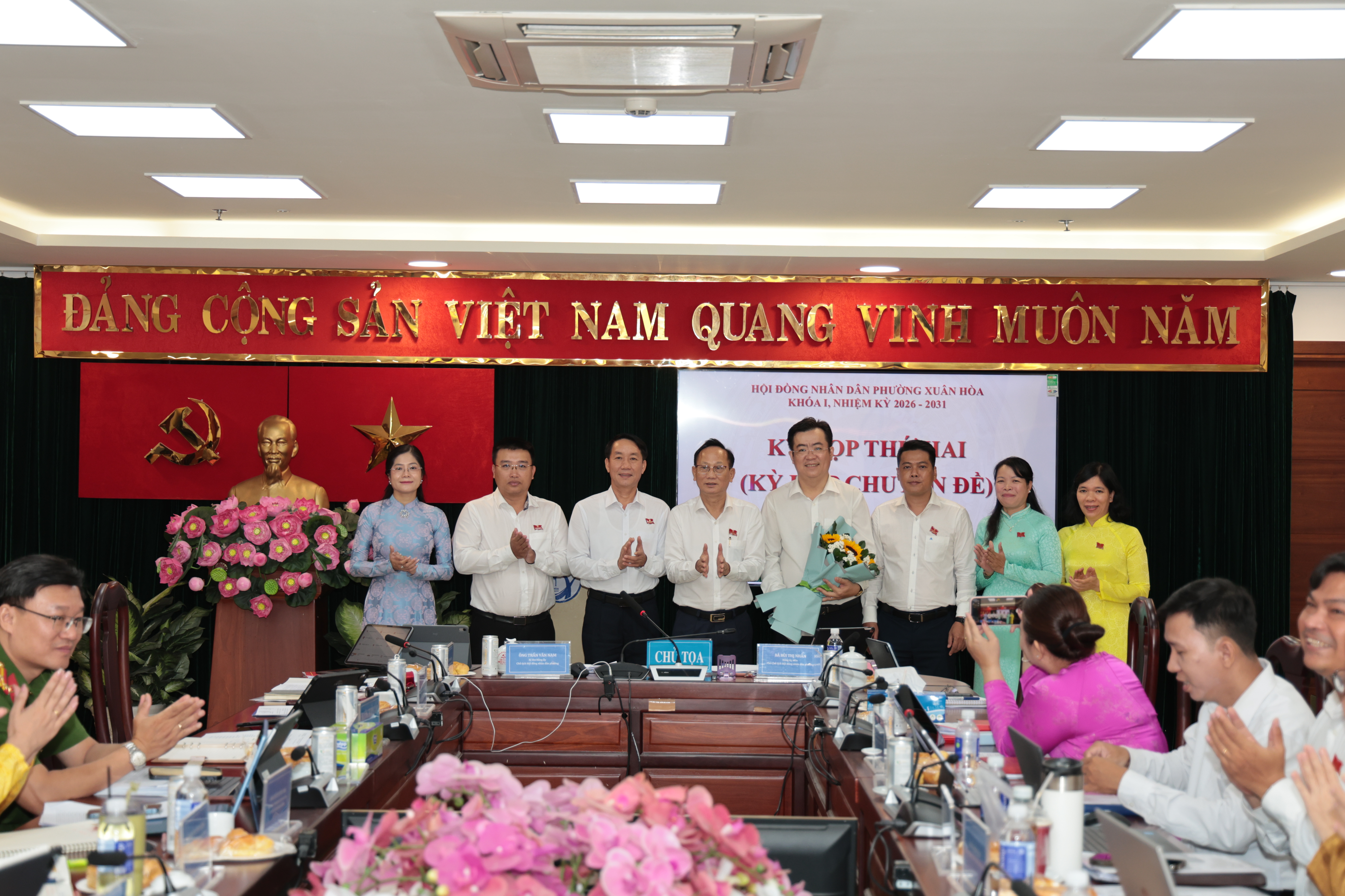 Lãnh đạo Phường Xuân Hòa tặng hoa chúc mừng Ủy viên Ủy ban nhân dân Phường Võ Trọng Định