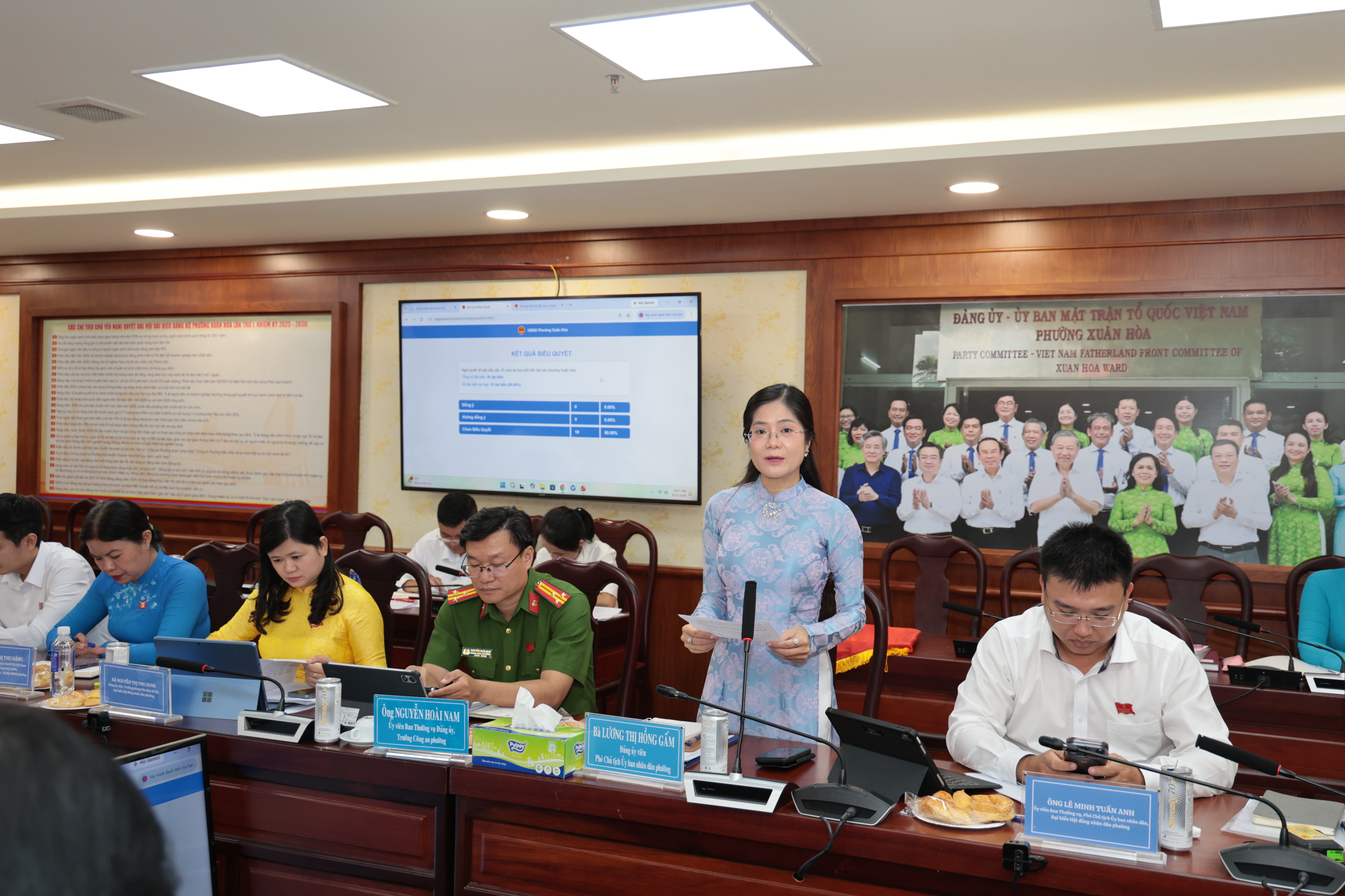 Phó Chủ tịch Ủy ban nhân dân Phường Lương Thị Hồng Gấm trình bày Tờ trình Đề án thành lập, sắp xếp, tổ chức lại khu phố trên địa bàn phường Xuân Hòa
