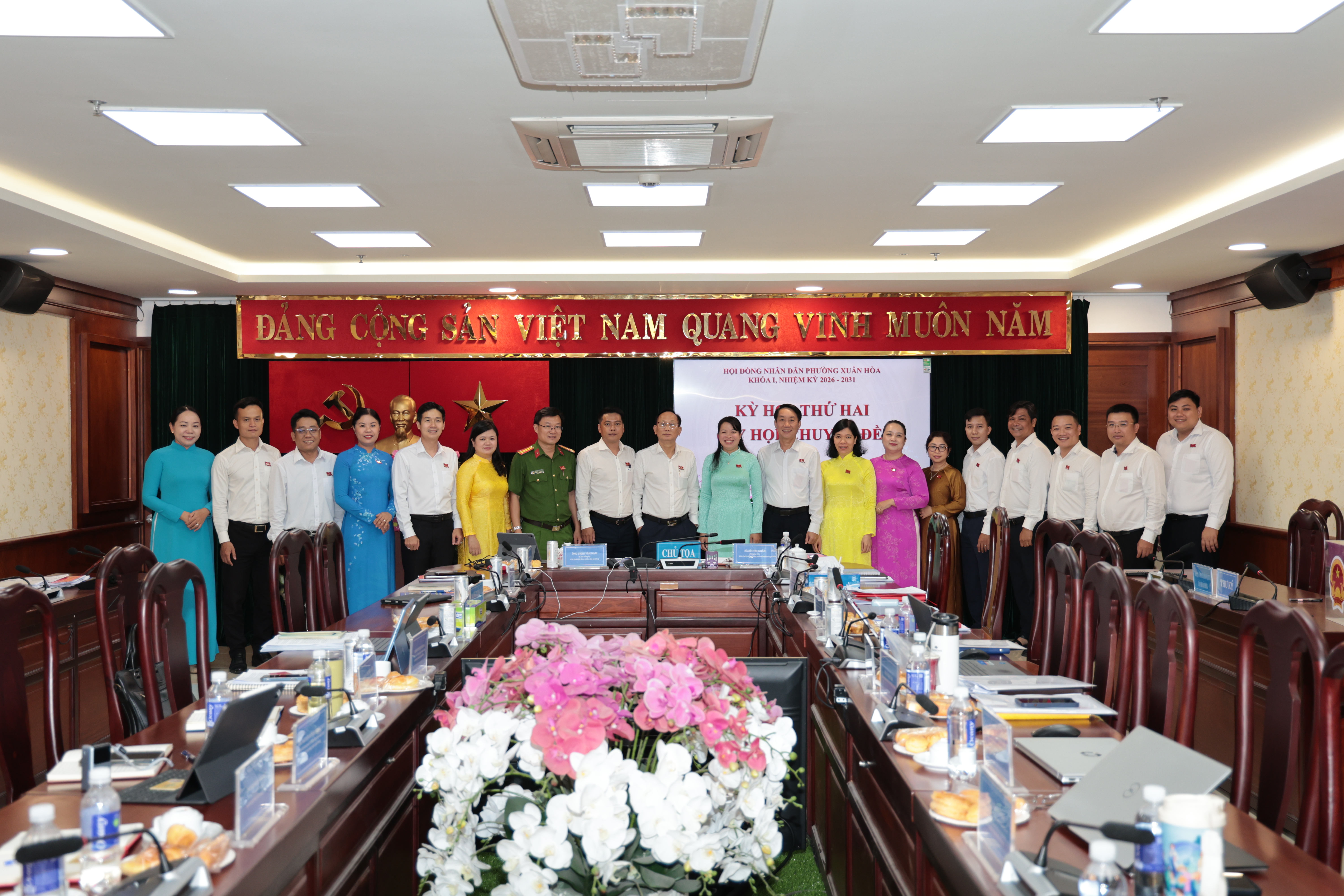 Đại biểu dự Kỳ họp chụp ảnh lưu niệm
