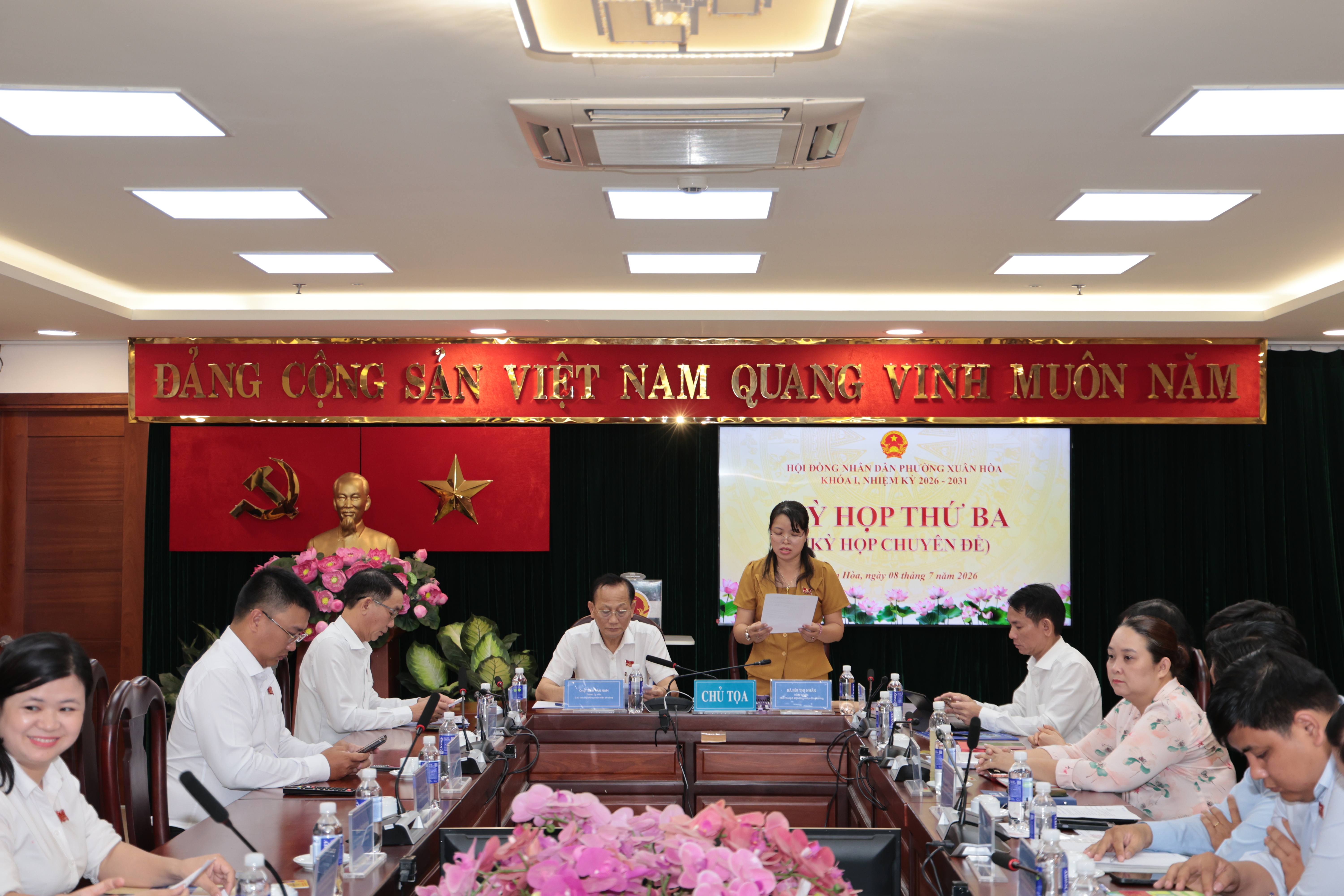 Chủ tọa kỳ họp trình bày Tờ trình về công tác nhân sự