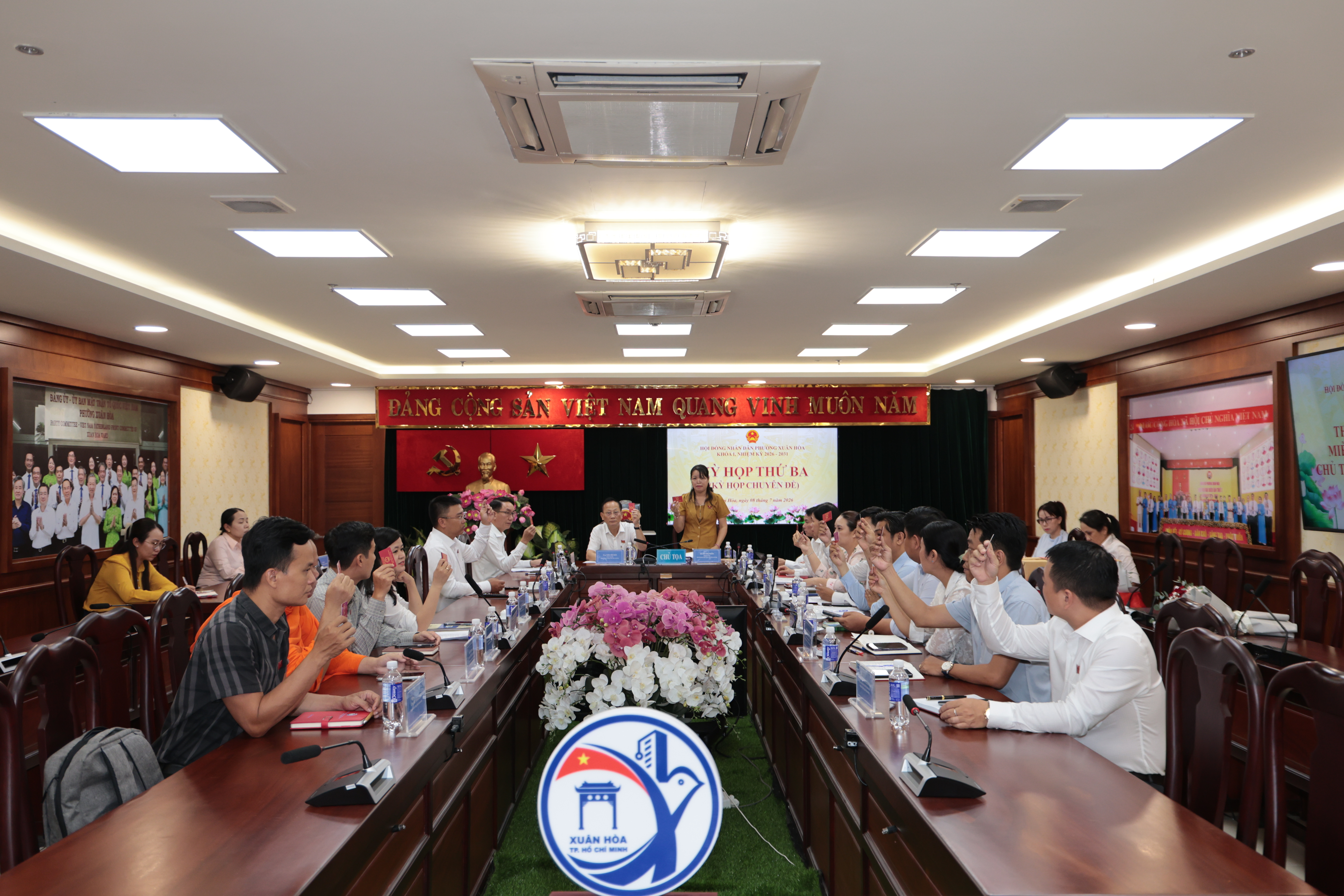 Đại biểu biểu quyết thông qua Nghị quyết