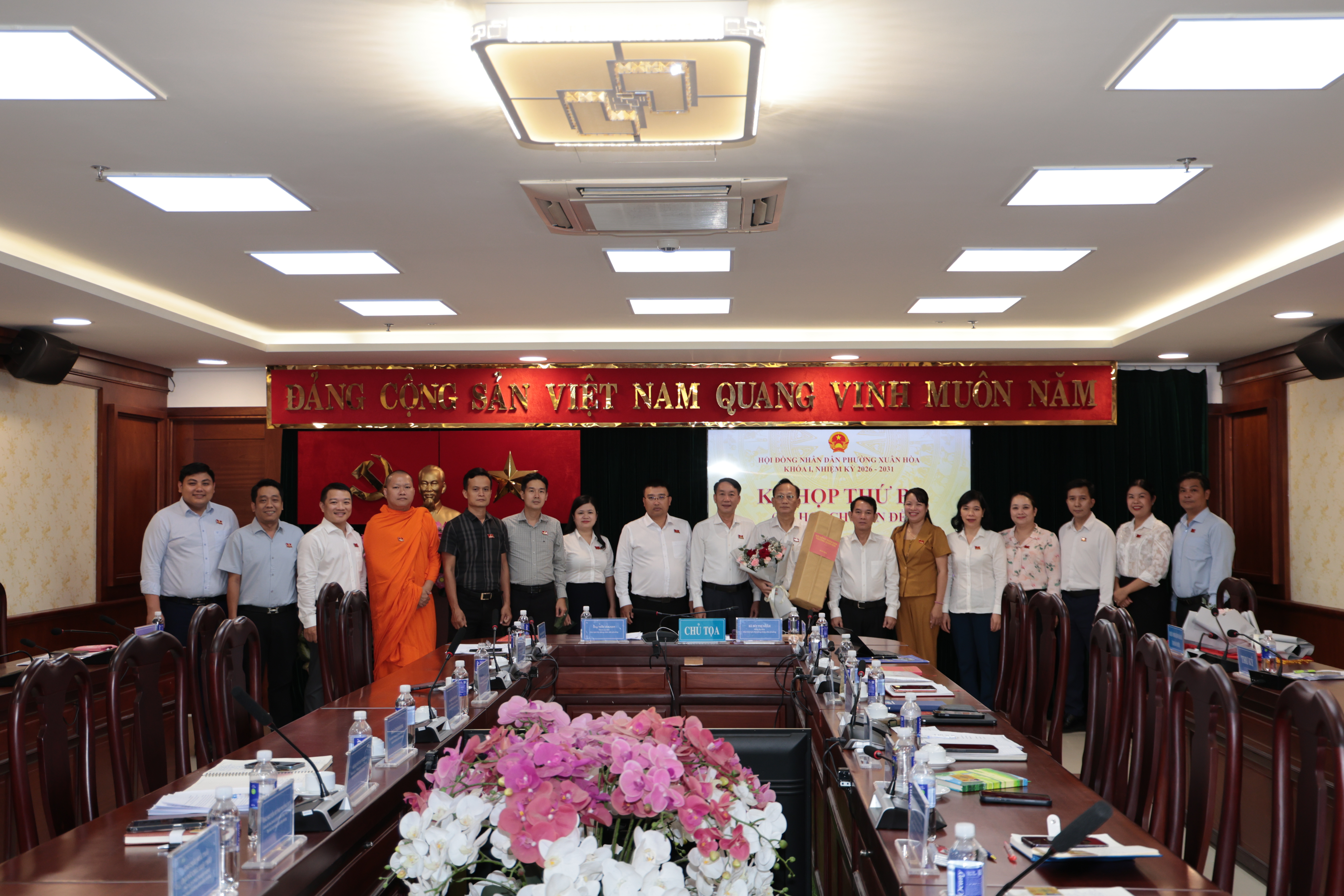 Hội đồng nhân dân Phường tặng hoa và quà tri ân Nguyên Chủ tịch Hội đồng nhân dân Trần Văn Nam
