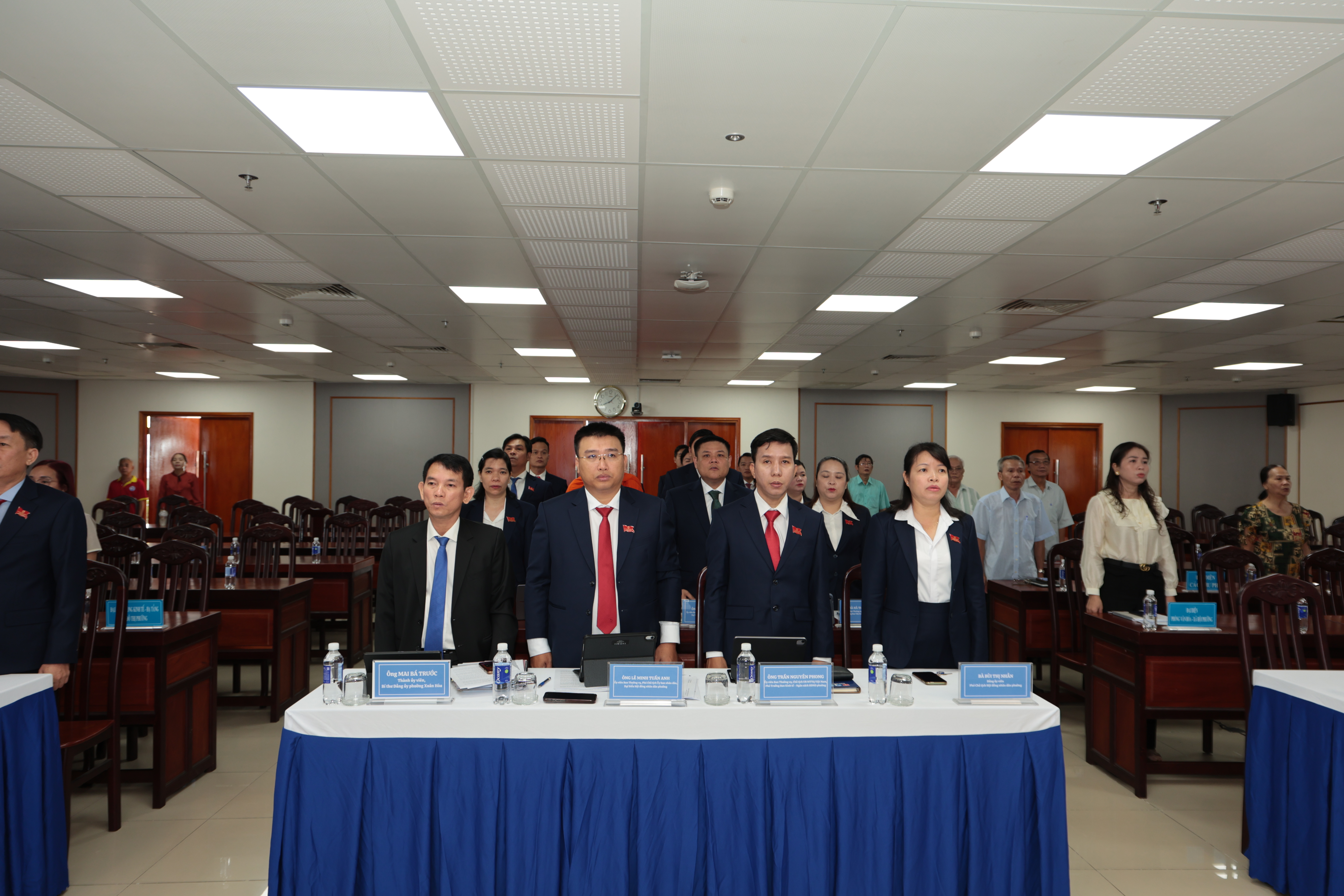 Đại biểu thực hiện Nghi thức chào cờ
