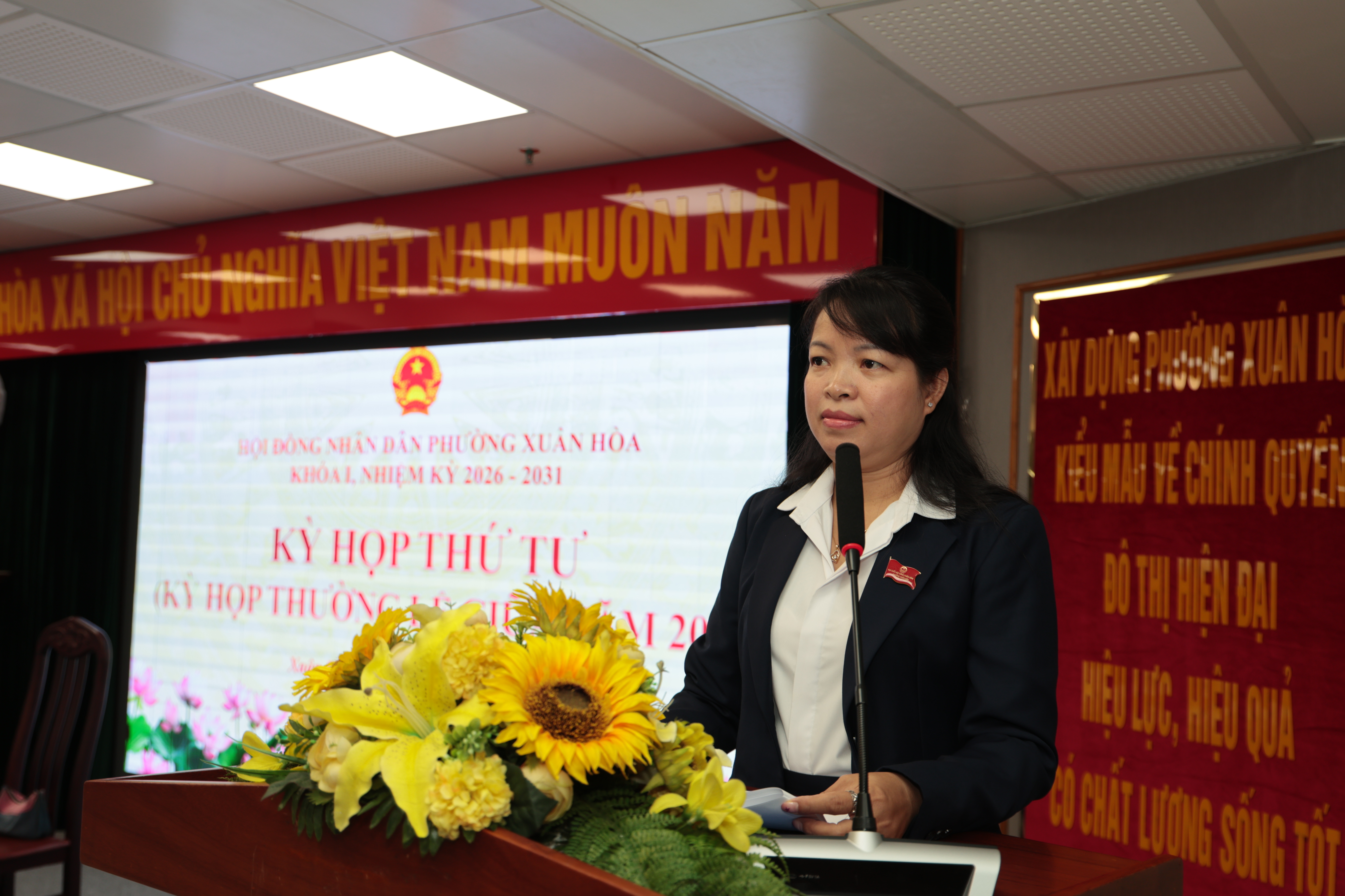 Phó Chủ tịch HĐND Phường Bùi Thị Nhẫn trình bày báo cáo tại Kỳ họp