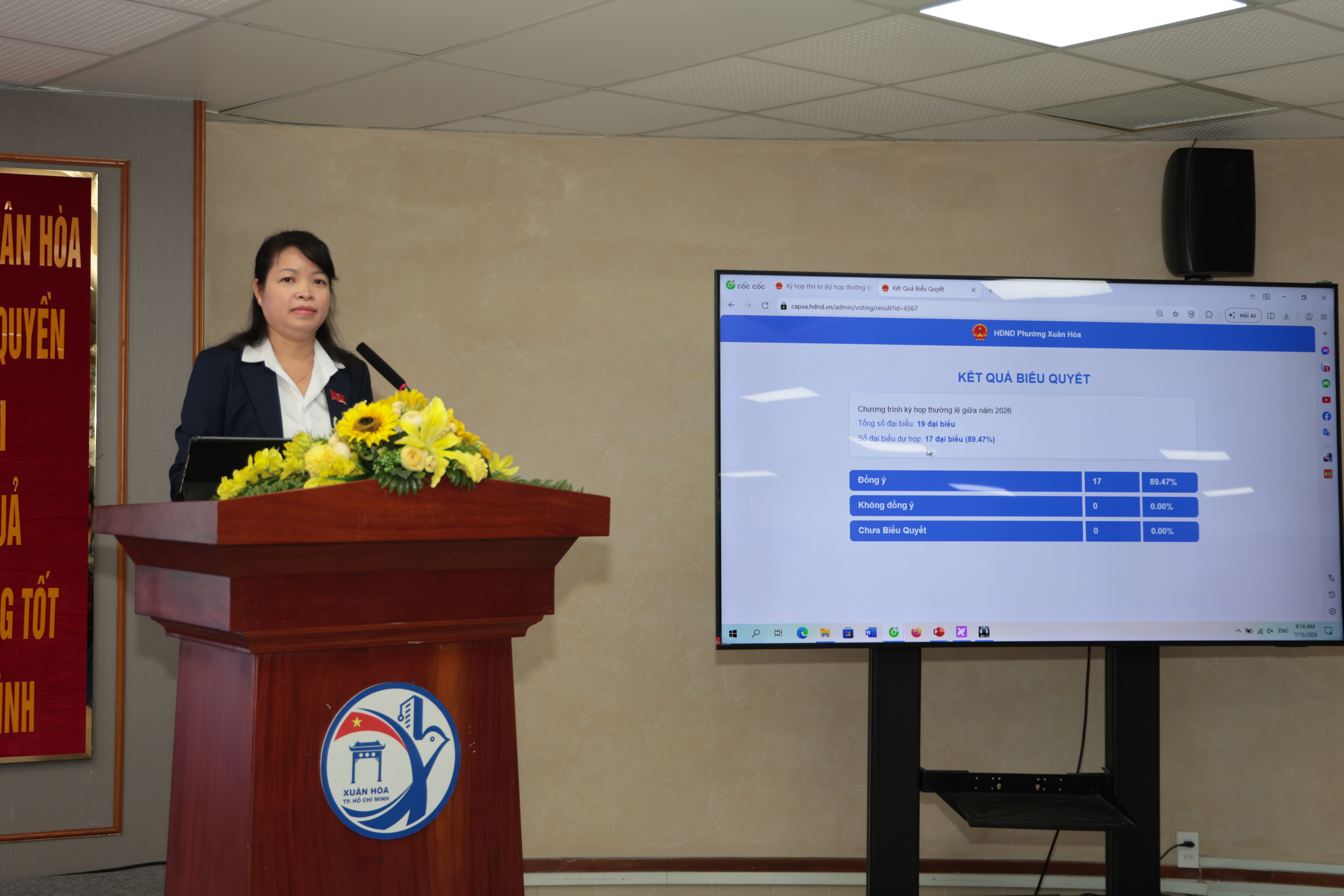 Các đại biểu biểu quyết trực tuyến thông qua các nội dung trình tại Kỳ họp