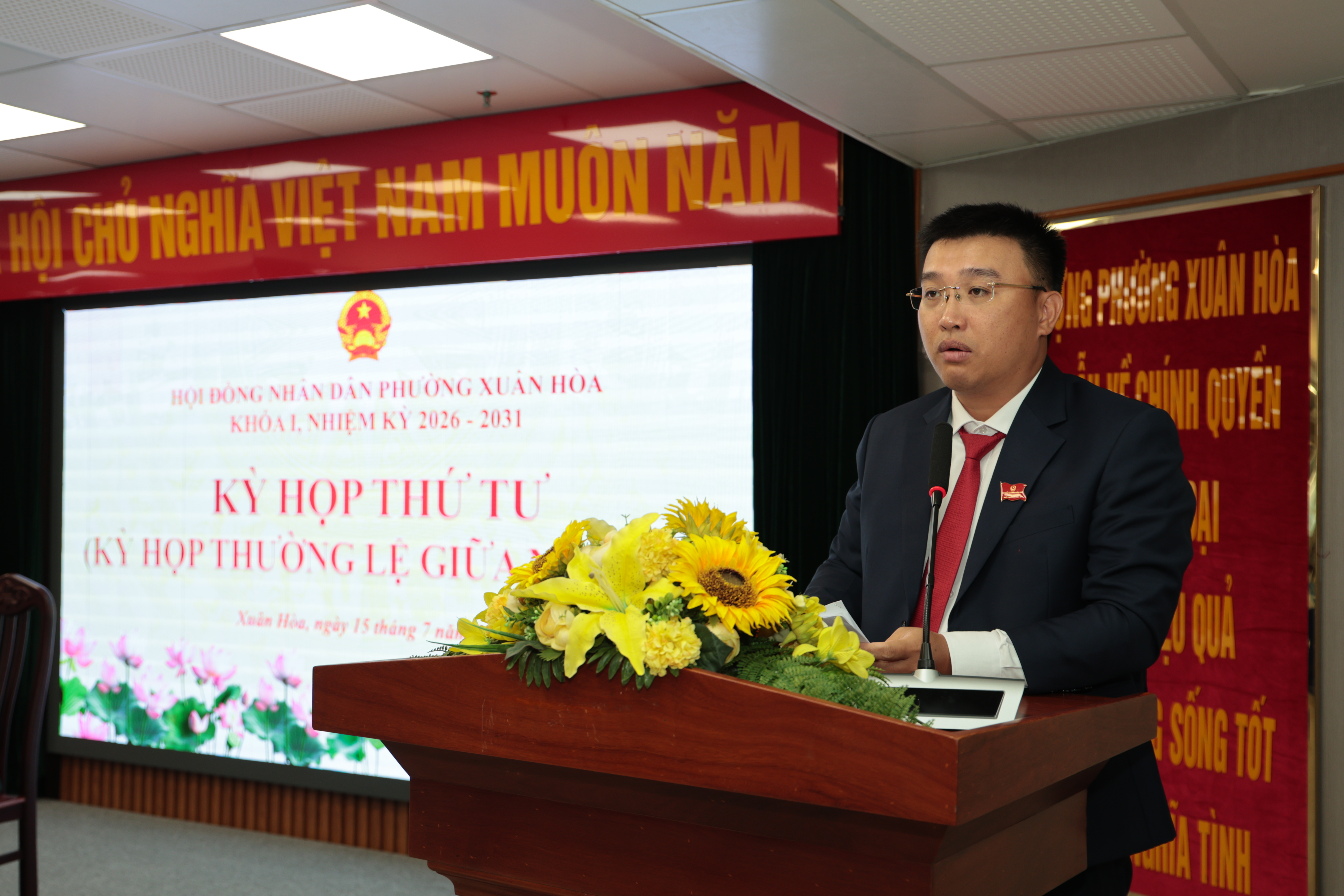 Phó Chủ tịch UBND Phường Lê Minh Tuấn Anh thay mặt Ủy ban nhân dân Phường báo cáo các nội dung trình Kỳ họp
