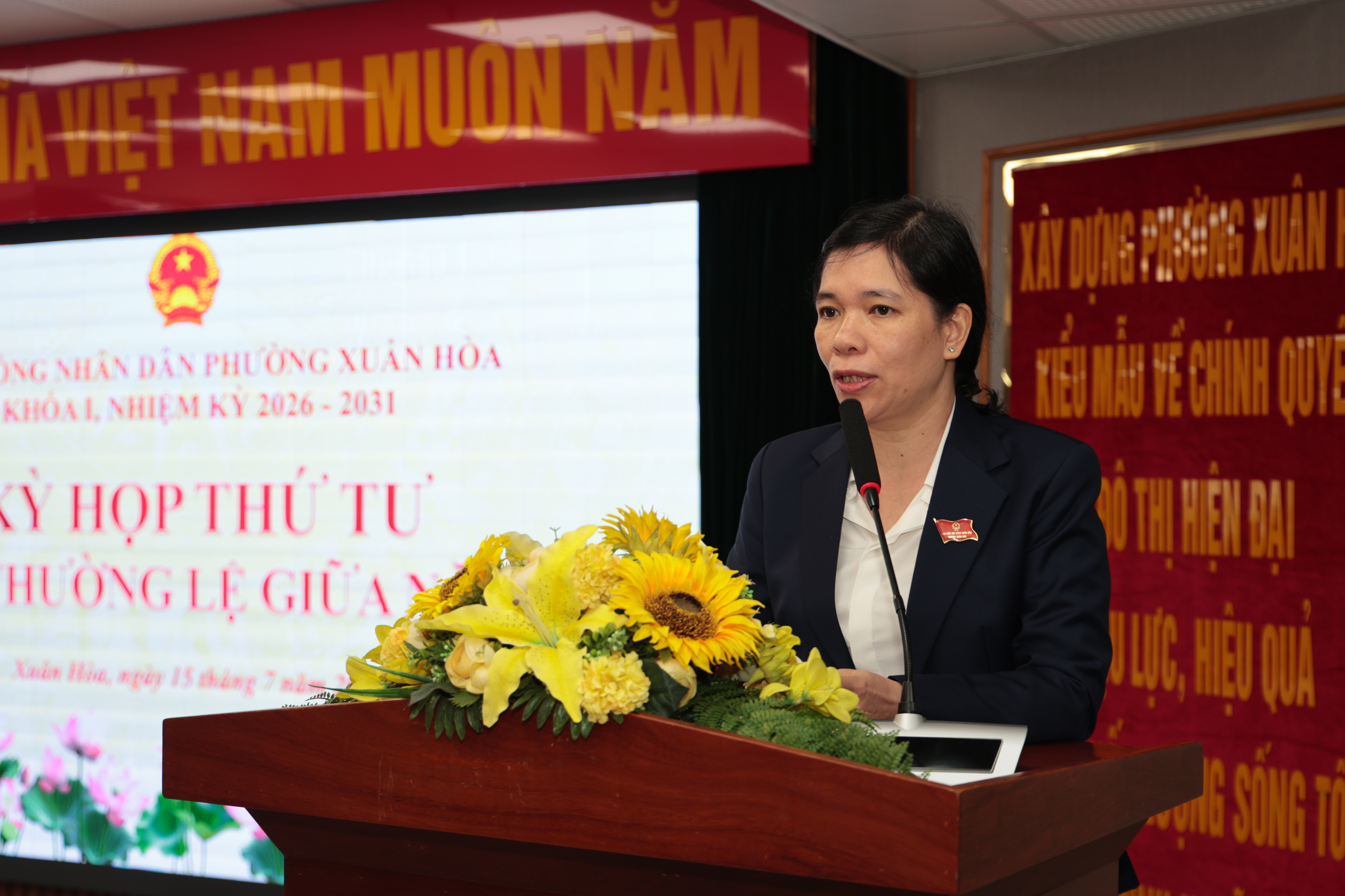 Trưởng Ban Kinh tế - Ngân sách HĐND Phường Nguyễn Thị Thu Huyền trình bày báo cáo thẩm tra các nội dung trình Kỳ họp