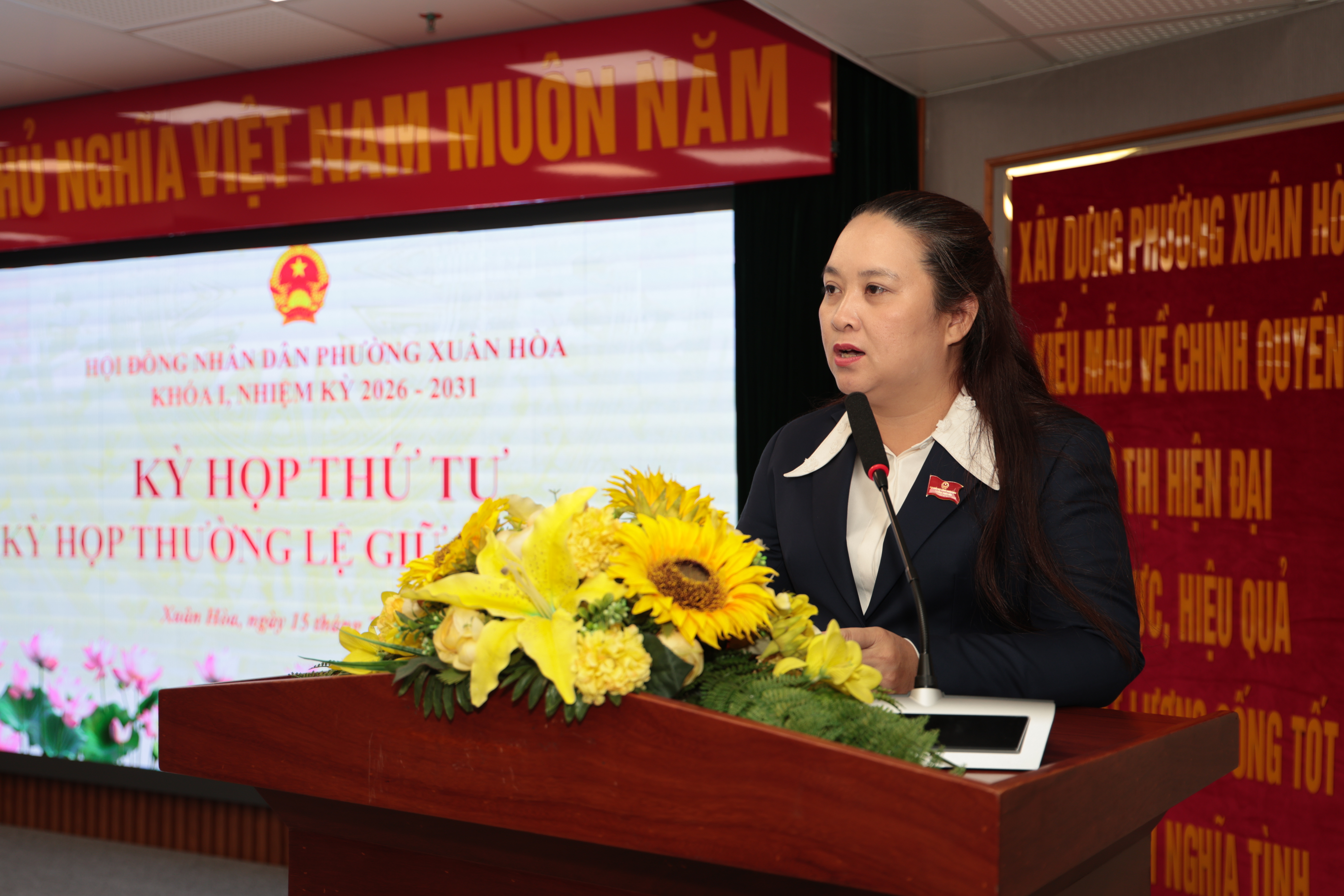 Trưởng Ban Văn hóa - Xã hội HĐND Phường Hà Thị Thu Hiền trình bày báo cáo thẩm tra của Ban tại kỳ họp