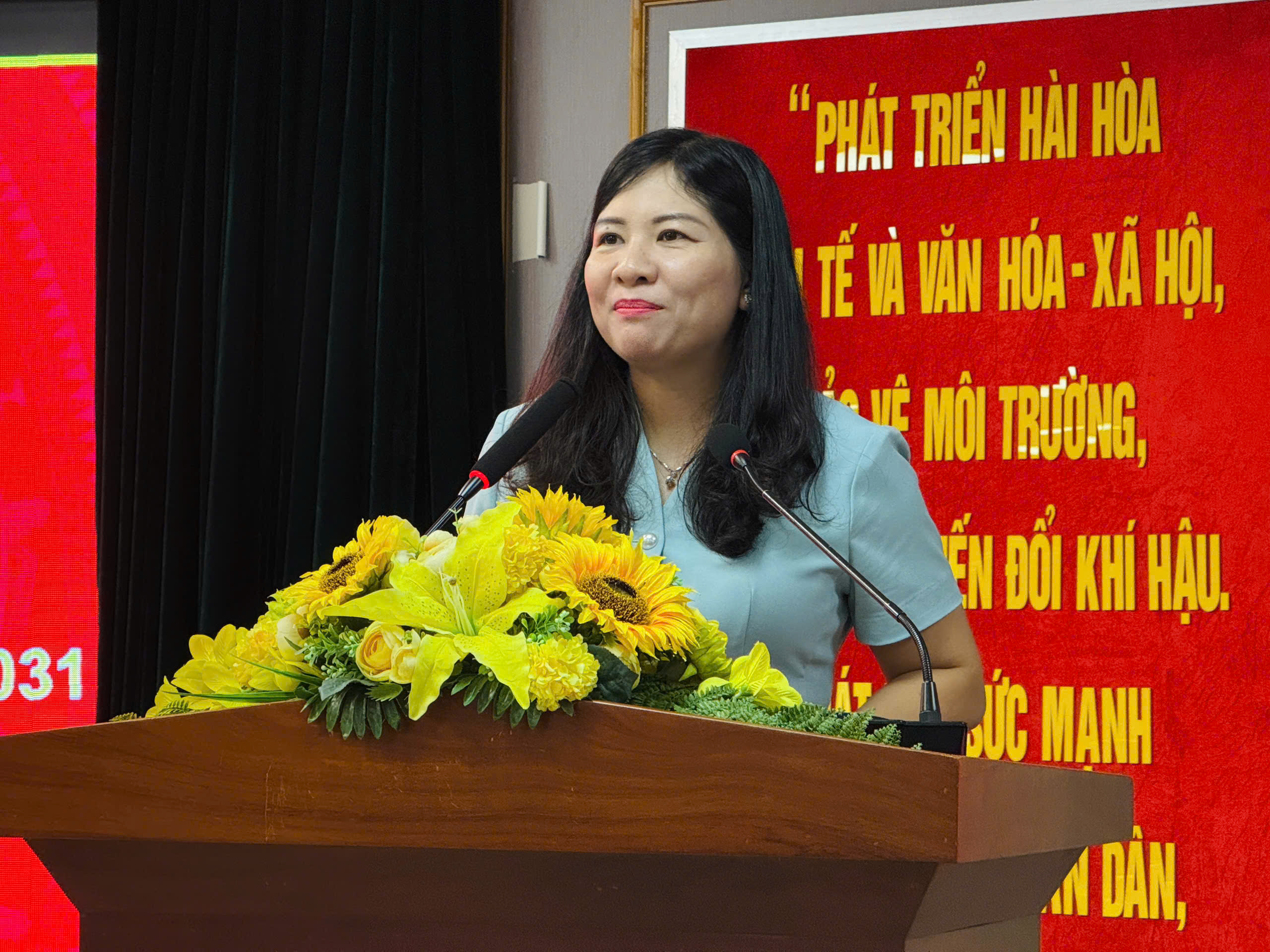 Bà Nguyễn Thị Ngọc Linh - Ủy viên Ban Chấp hành Đảng bộ bộ phận Ban Công tác phụ nữ, Phó Chủ tịch Hội Liên hiệp Phụ nữ Thành phố phát biểu tiếp thu ý kiến cử tri