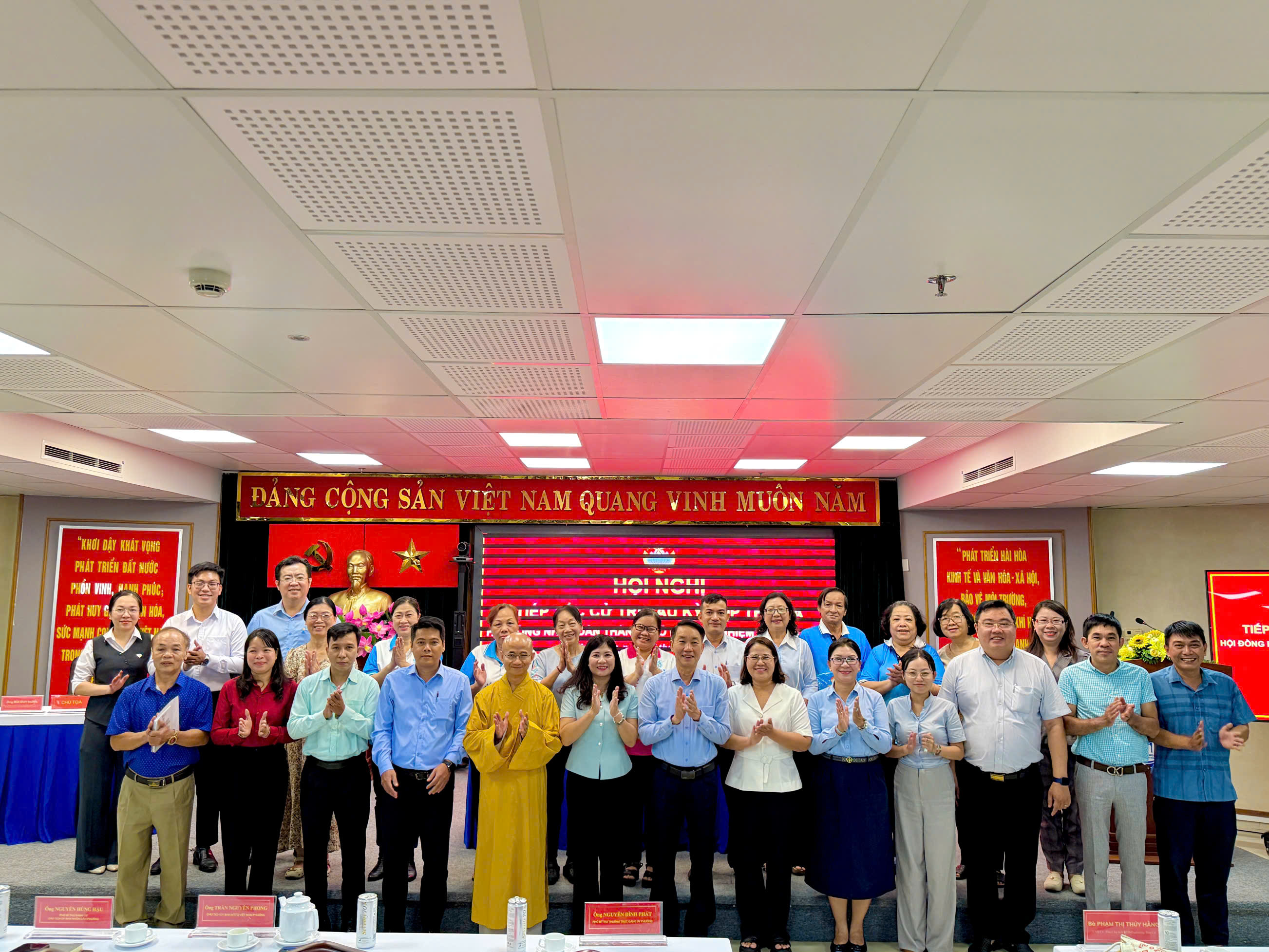 Đại biểu tham dự Hội nghị chụp ảnh lưu niệm