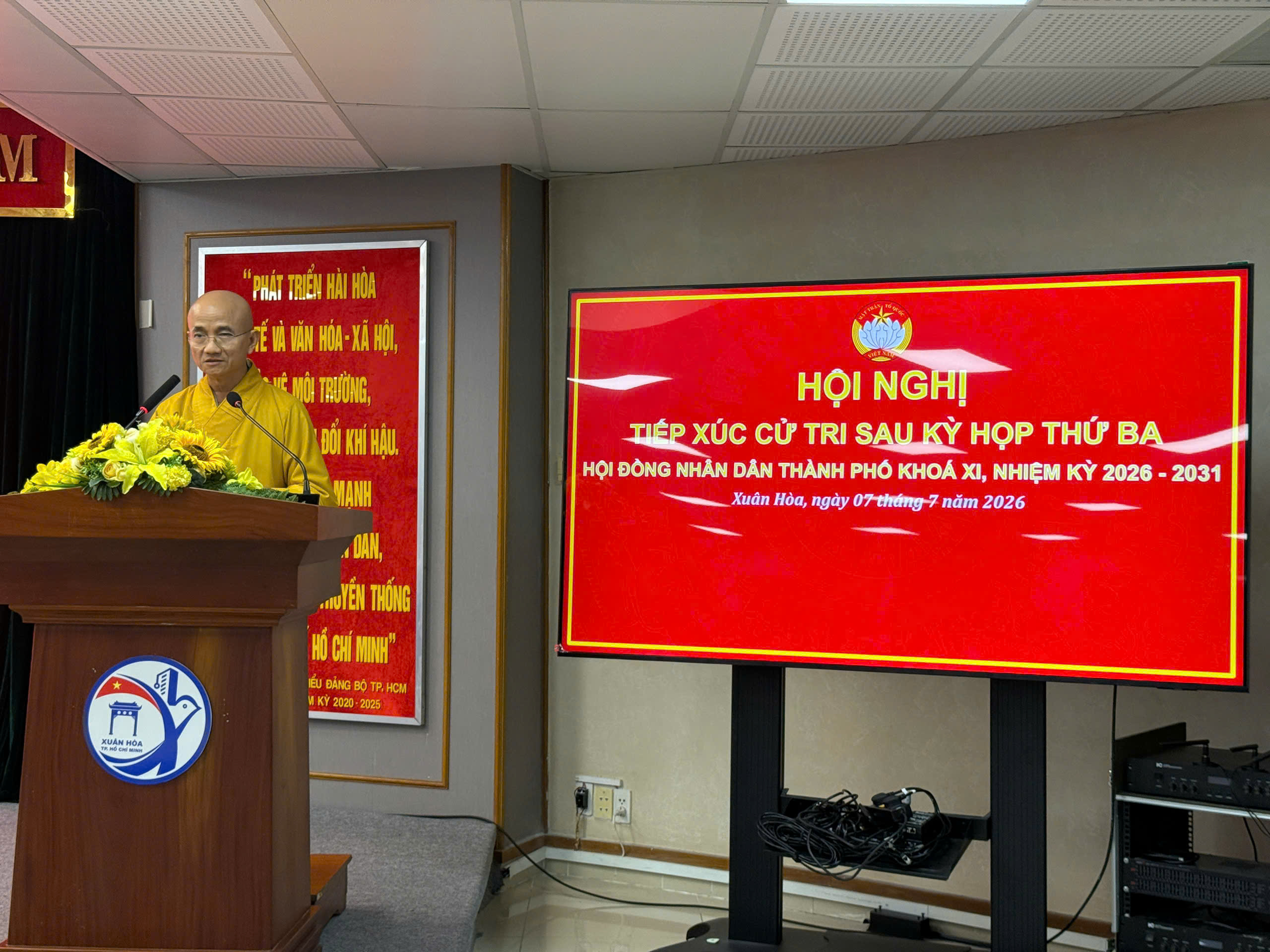 Đại biểu Huỳnh Văn Phương (Thượng tọa Thích Thiện Quý) báo cáo với cử tri