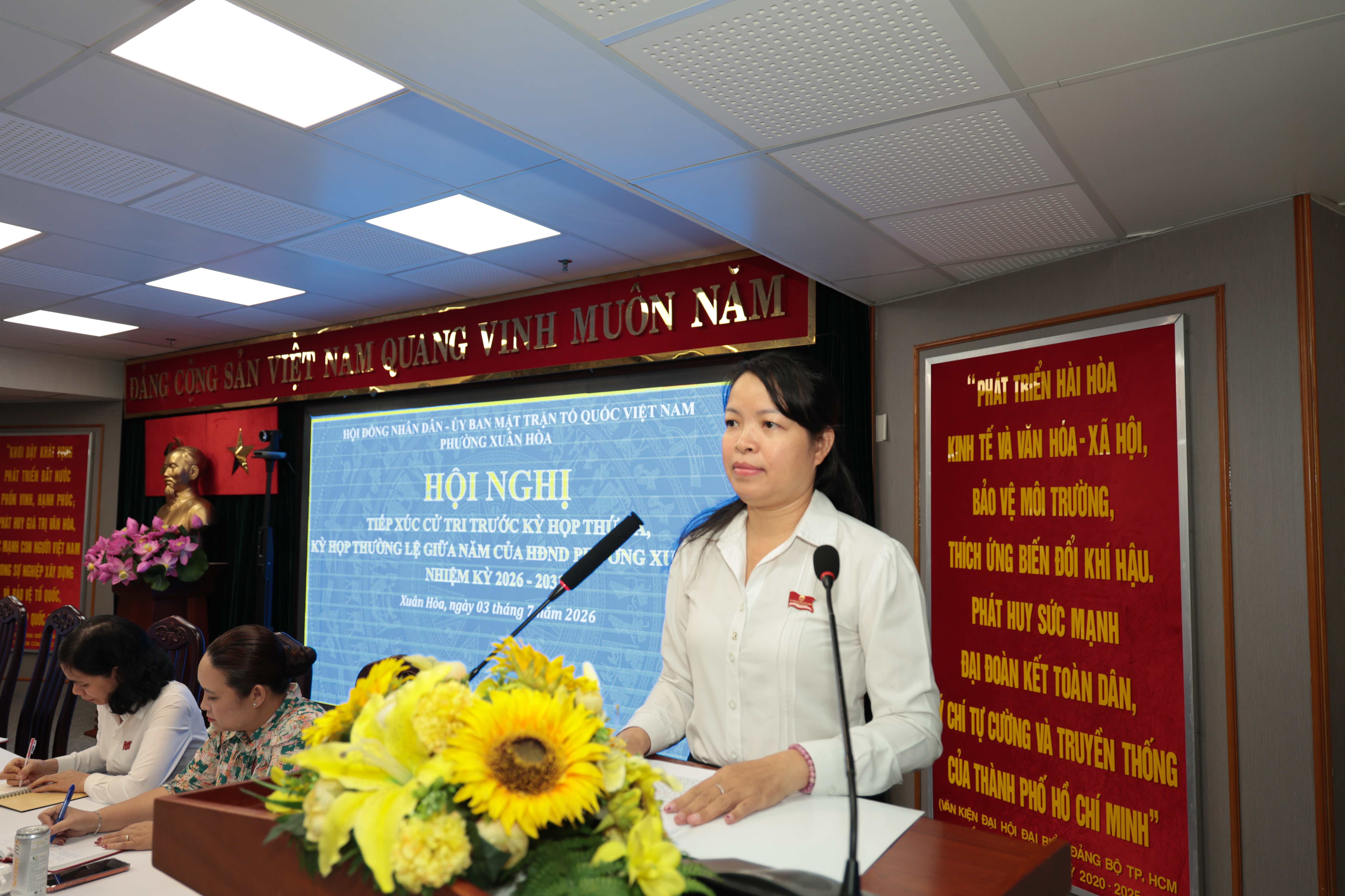 Phó Chủ tịch Bùi Thị Nhẫn báo cáo Kết quả hoạt động 6 tháng đầu năm 2026 của HĐND phường và dự kiến nội dung, chương trình kỳ họp lần thứ ba của HĐND phường