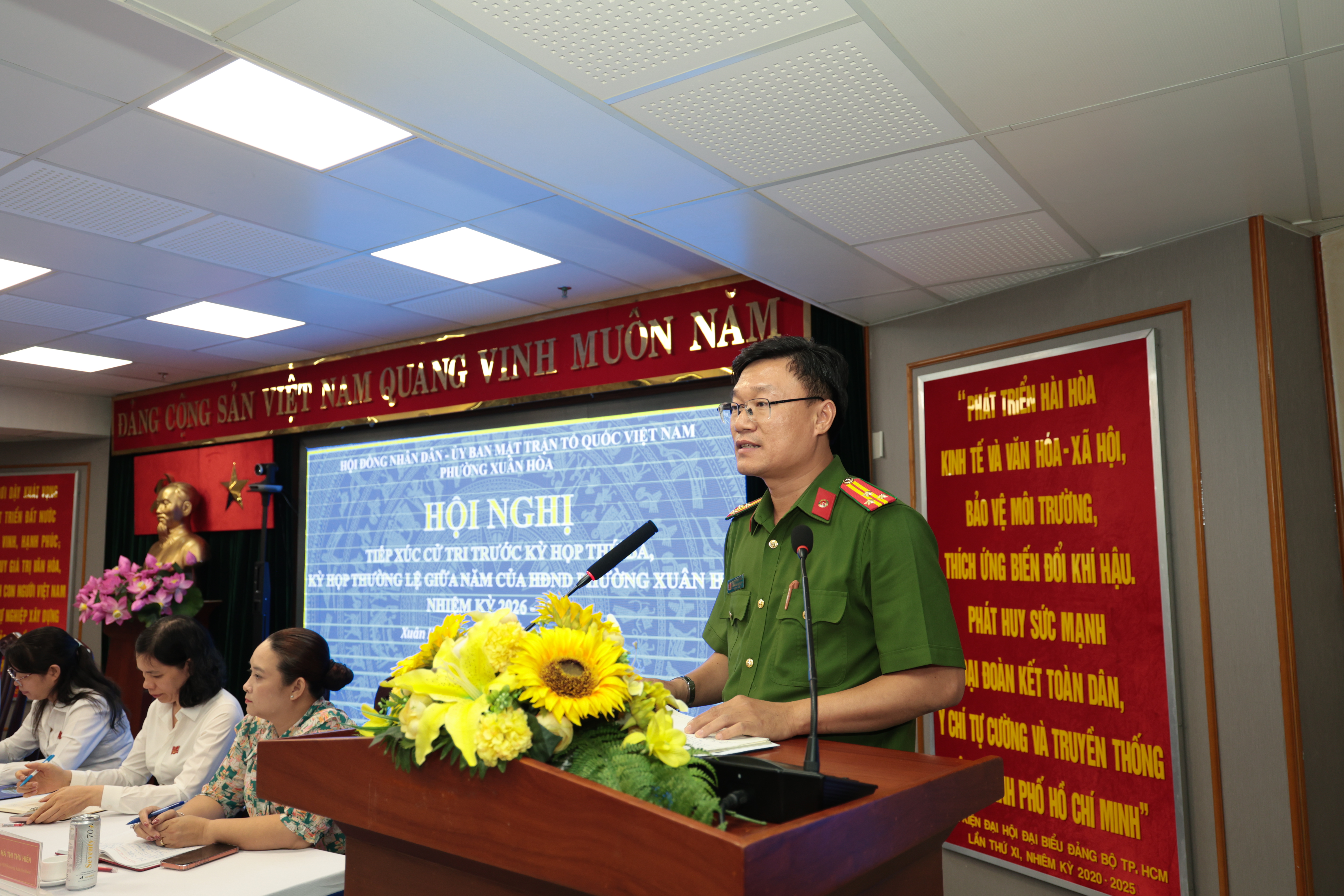 Đại biểu Nguyễn Hoài Nam - Trưởng Công an Phường giải đáp các kiến nghị của cử tri