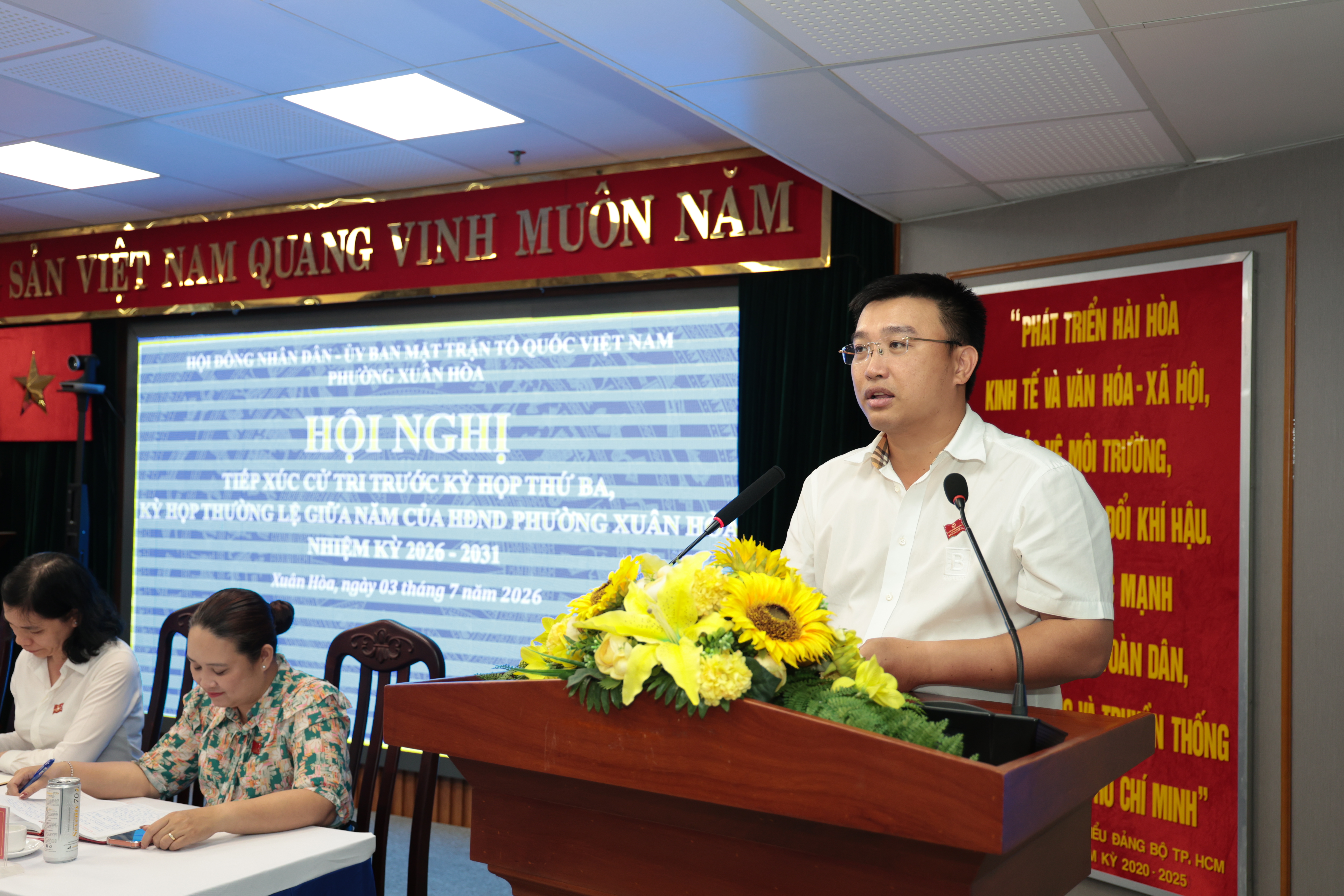 Đại biểu Lê Minh Tuấn Anh - Phó Chủ tịch Ủy ban nhân dân Phường phát biểu tiếp thu ý kiến cử tri