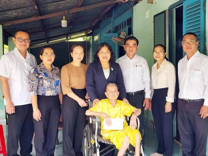 Phó Chủ tịch HĐND TPHCM Nguyễn Trường Nhật Phượng thăm, tặng quà các gia đình chính sách