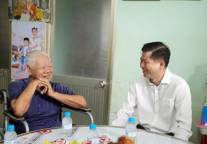 Phó Chủ tịch HĐND TPHCM Trần Văn Tuấn thăm người có công ở xã Long Điền và Long Hải