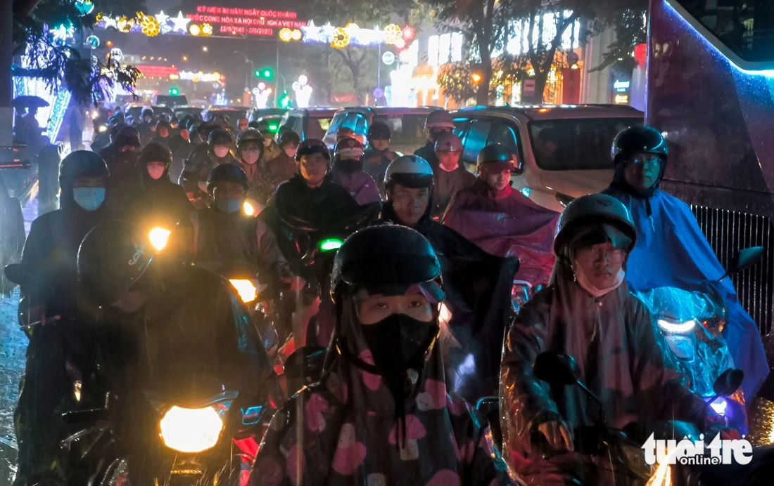 Dính mưa và kẹt, người dân TP.HCM bất lực đành leo vỉa hè kiếm lối đi