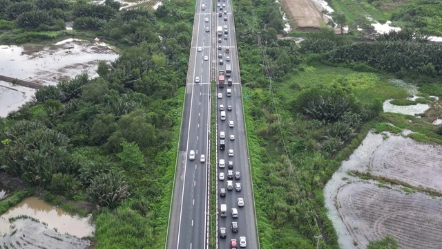 Cao tốc TP.HCM - Long Thành - Dầu Giây lắp rào chắn mở rộng thi công