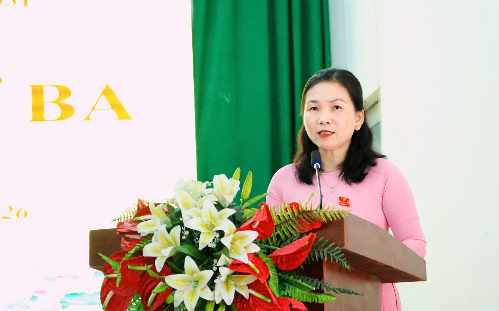 Bà Nguyễn Thị Kim Hương - Bí thư Đảng ủy, Chủ tịch HĐND xã phát biểu khai mạc kỳ họp.