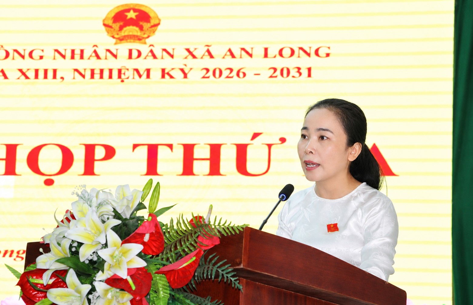 Bà Vũ Thị Kim Lan - Phó Chủ tịch HĐND xã thông qua chương trình và báo cáo kết quả hoạt động của Thường trực HĐND xã