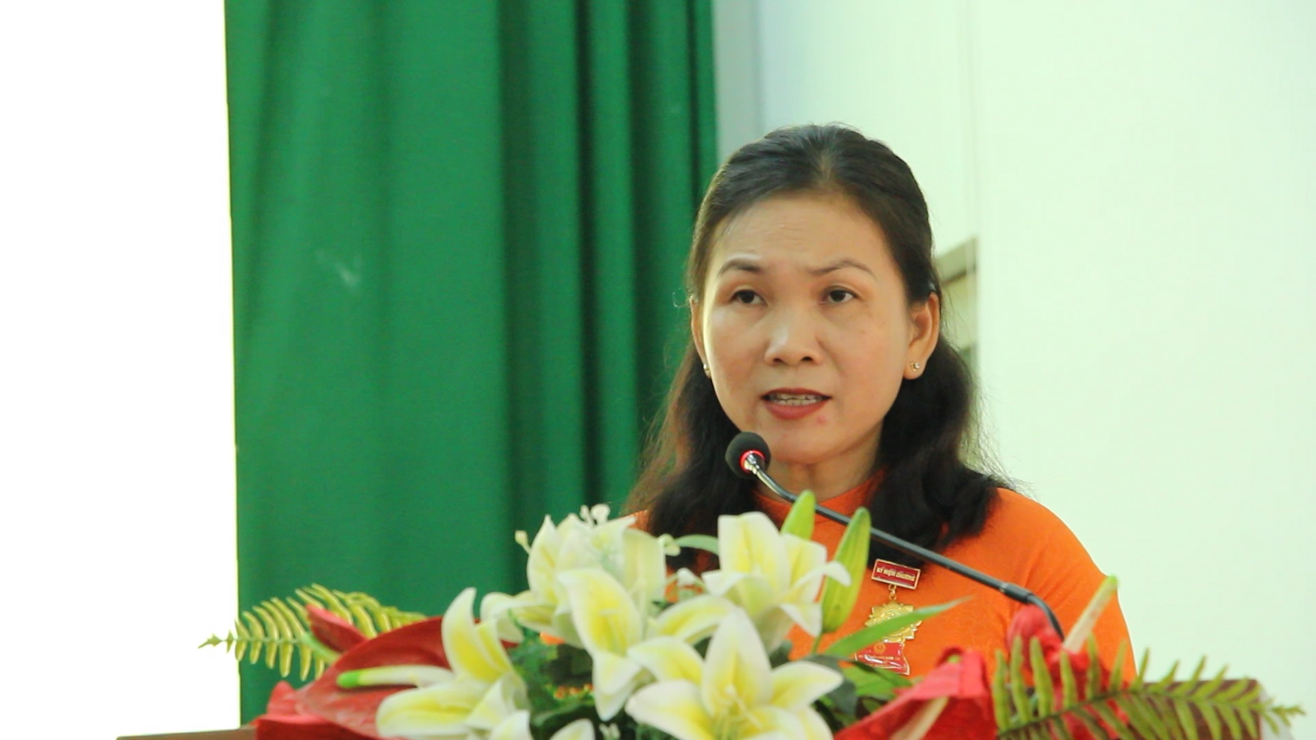 Bà Nguyễn Thị Kim Hương - Bí thư Đảng uỷ, Chủ tịch HĐND xã phát biểu bế mạc kỳ họp