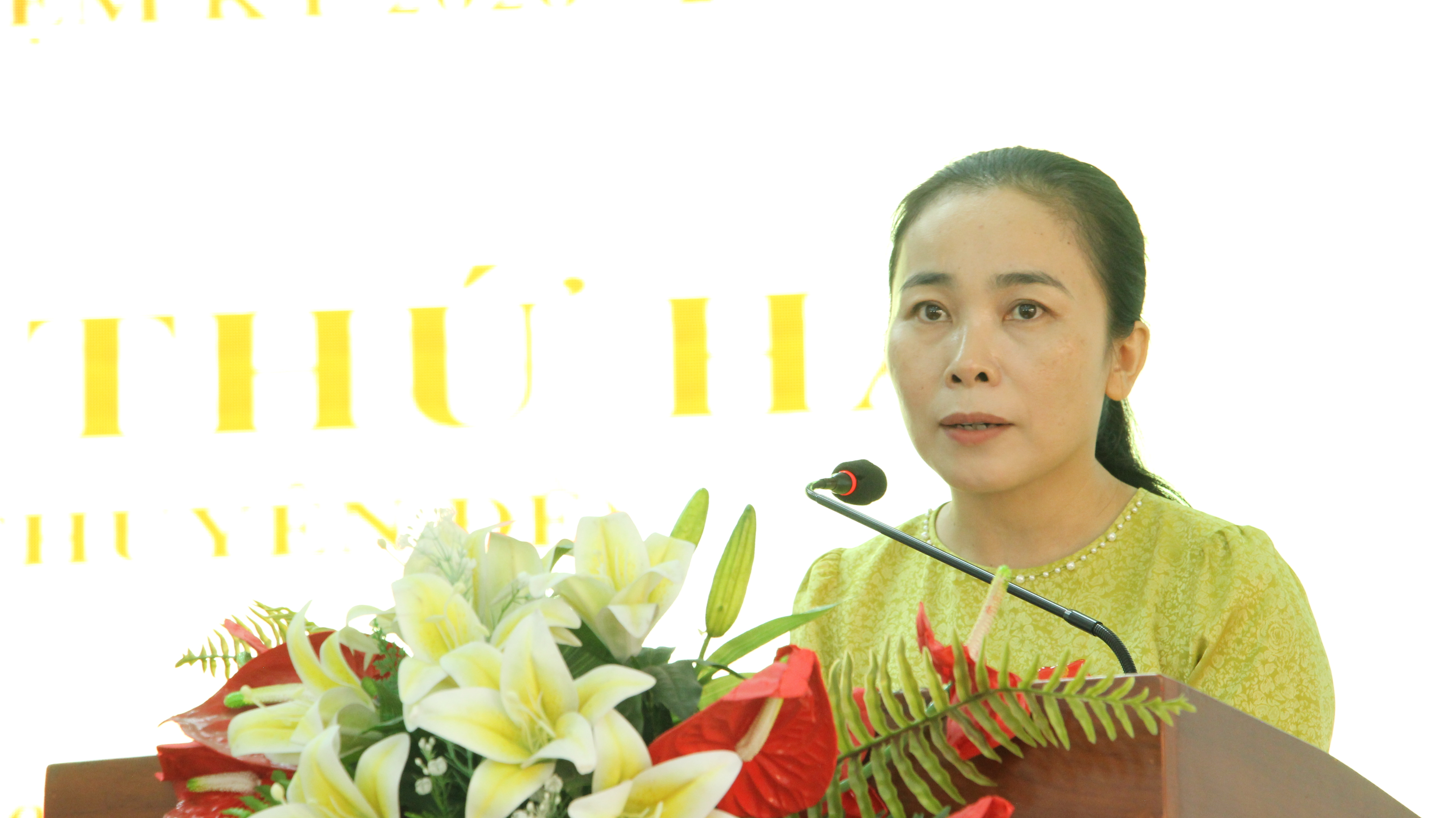 Bà Vũ Thị Kim Lan - Phó Chủ tịch HĐND xã An Long thông qua chương trình Kỳ họp