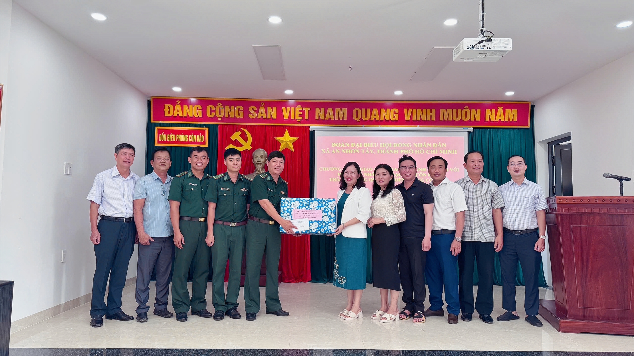 HỘI ĐỒNG NHÂN DÂN XÃ AN NHƠN TÂY: TỔ CHỨC THÀNH CÔNG HÀNH TRÌNH VỀ NGUỒN VÀ TRAO ĐỔI, HỌC TẬP KINH NGHIỆM TẠI CÔN ĐẢO