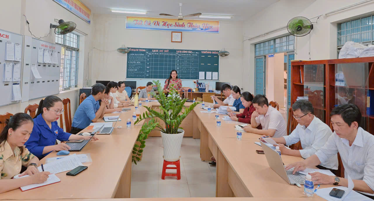 HĐND XÃ LONG HẢI GIÁM SÁT CÔNG TÁC THỰC HIỆN QUY CHẾ DÂN CHỦ TẠI TRƯỜNG THCS NGUYỄN HUỆ