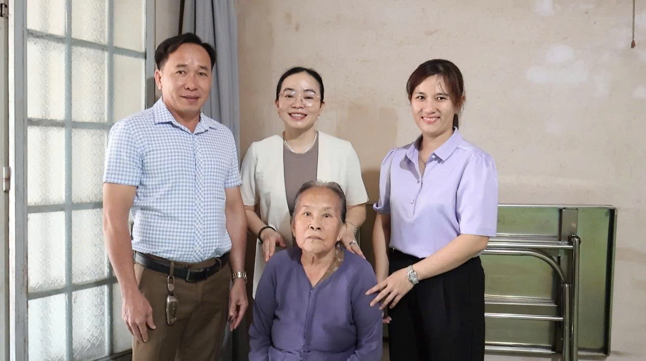 Đảng ủy - HĐND - UBND - Ủy ban MTTQ Việt Nam xã Minh Thạnh thăm, tặng quà gia đình chính sách nhân kỷ niệm 79 năm Ngày Thương binh - Liệt sĩ