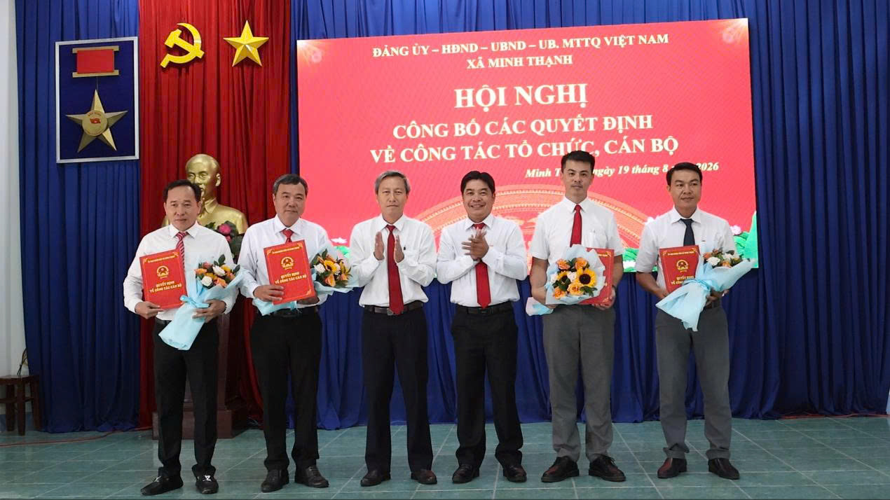 Xã Minh Thạnh công bố các quyết định về công tác tổ chức cán bộ