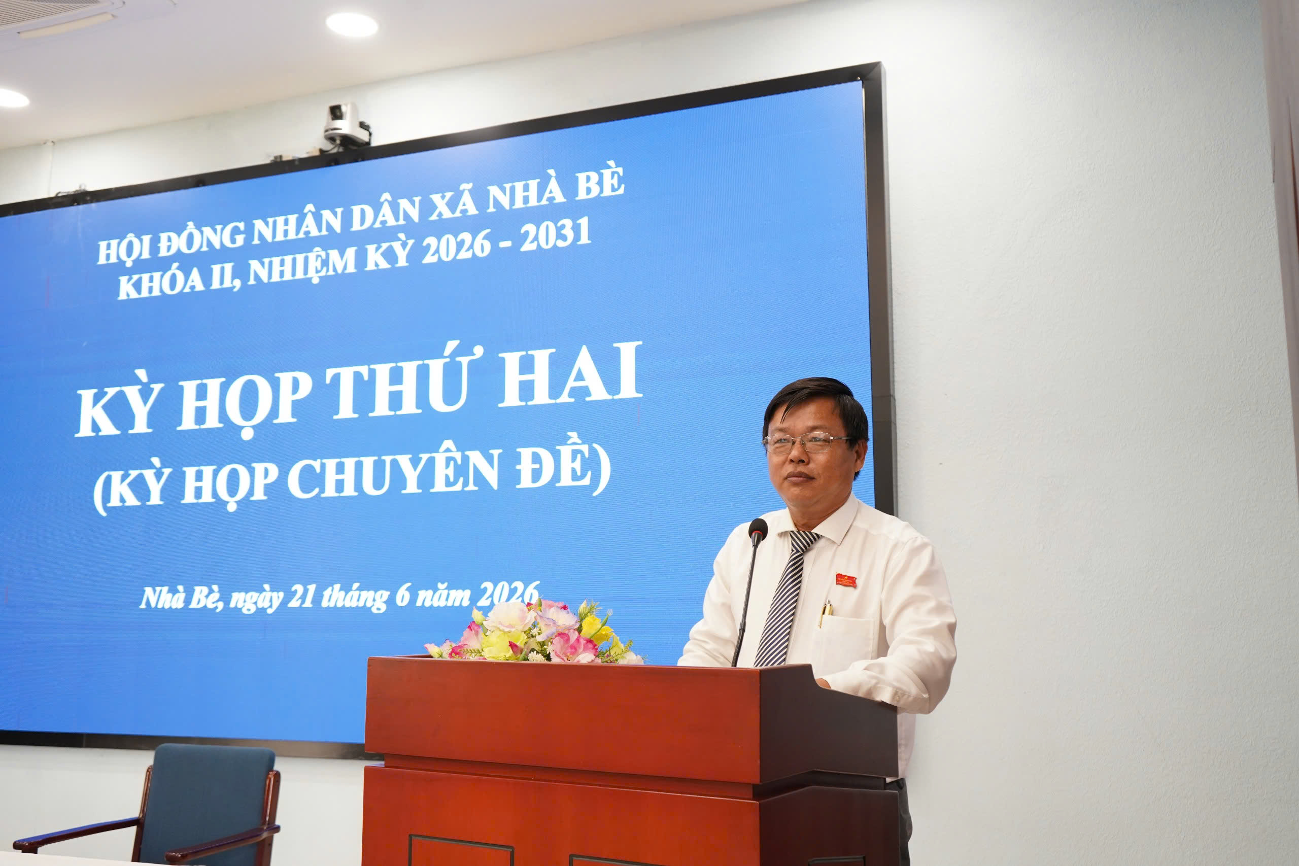 Đồng chí Lê Quang Sơn - Ủy viên Ban Thường vụ, Phó Chủ tịch Hội đồng nhân dân Xã điều hành phần thảo luận thông qua các tờ trình của Ủy ban nhân dân Xã tại Kỳ họp