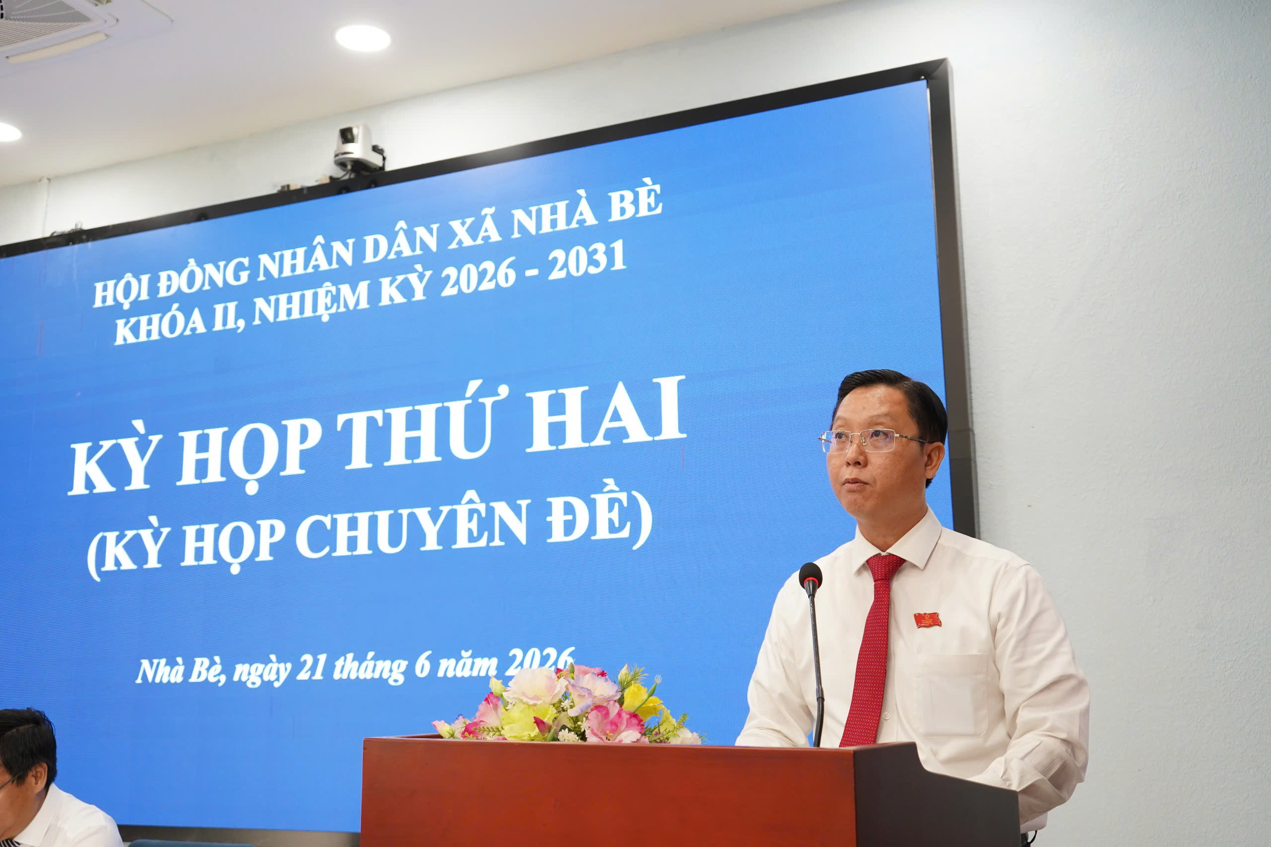 Đồng chí Nguyễn Tuấn Tài - Ủy viên Ban Thường vụ Đảng ủy, Phó Chủ tịch Ủy ban nhân dân Xã thông qua các tờ trình của Ủy ban nhân dân Xã tại Kỳ họp