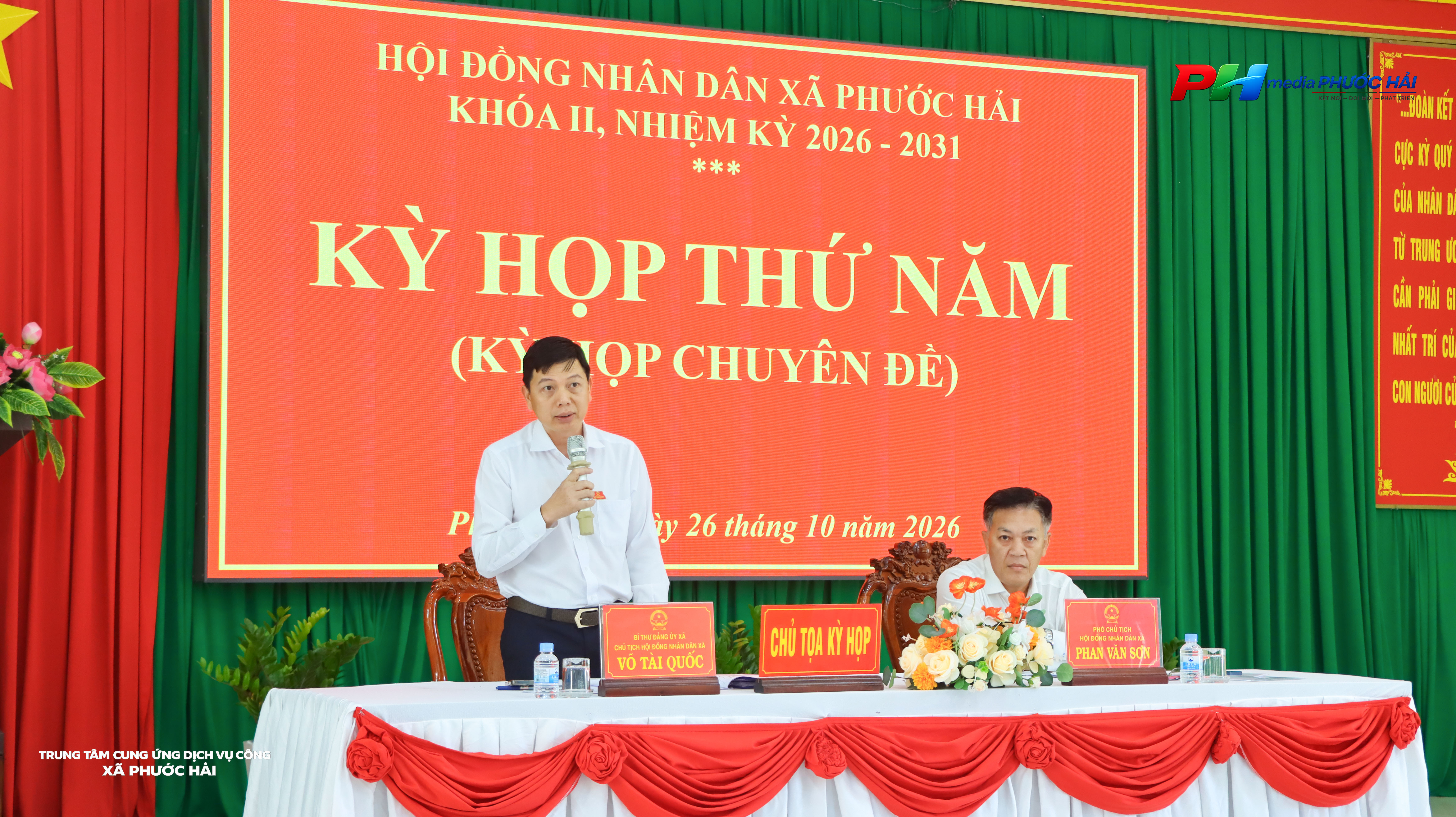 Ông Võ Tài Quốc - Bí thư Đảng ủy - Chủ tịch HĐND xã điều hành kỳ họp