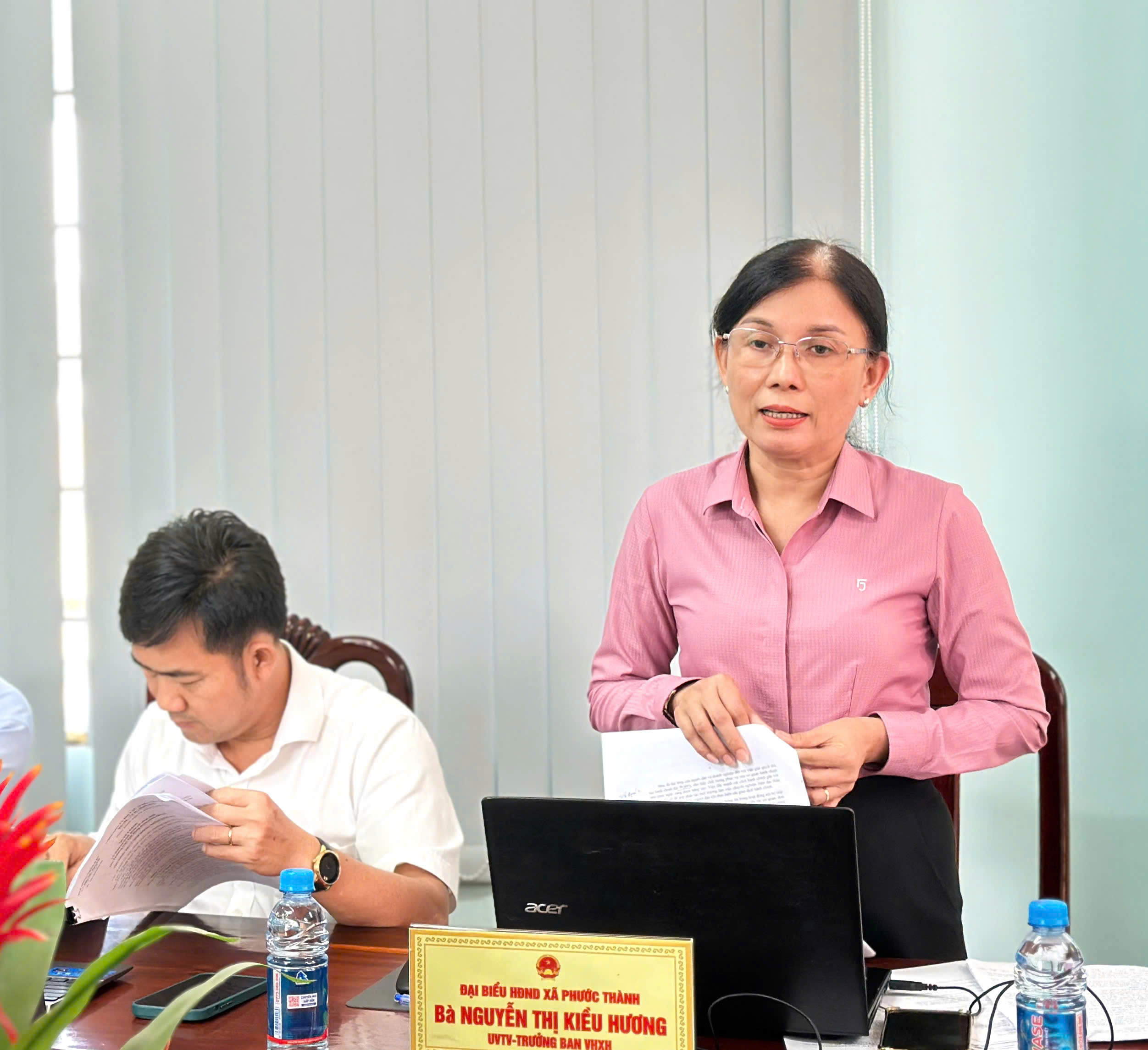 Bà Nguyễn Thị Kiều Hương - Chủ nhiệm Ủy ban Kiểm tra Đảng ủy xã, Trưởng ban Văn hóa - Xã hội HĐND xã ý kiến tại buổi giám sát