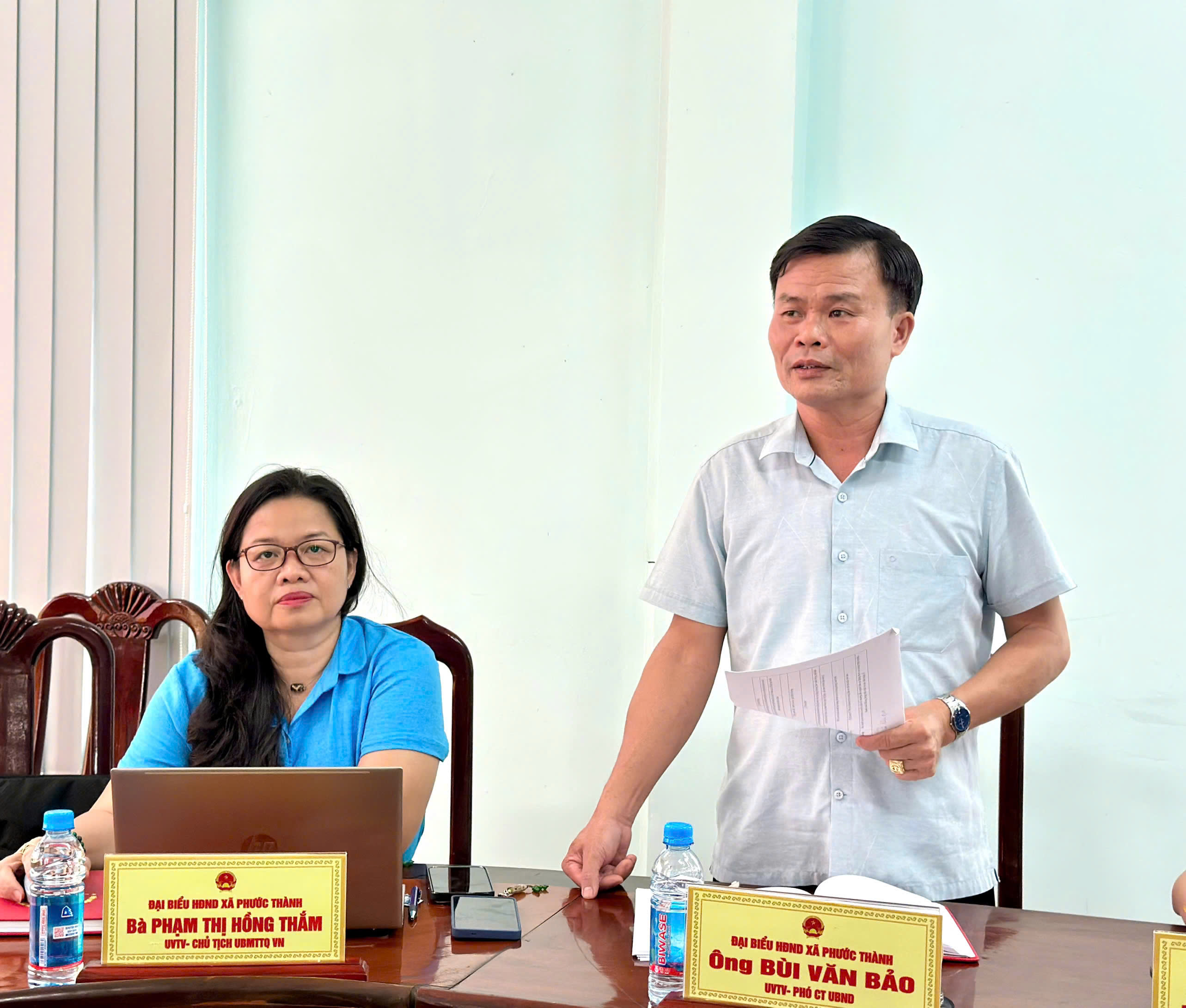 Ông Bùi Văn Bảo - Phó Chủ tịch UBND xã báo cáo kết quả thực hiện Nghị quyết sô 57-NQ/TW của Bộ Chính trị trên địa bàn xã