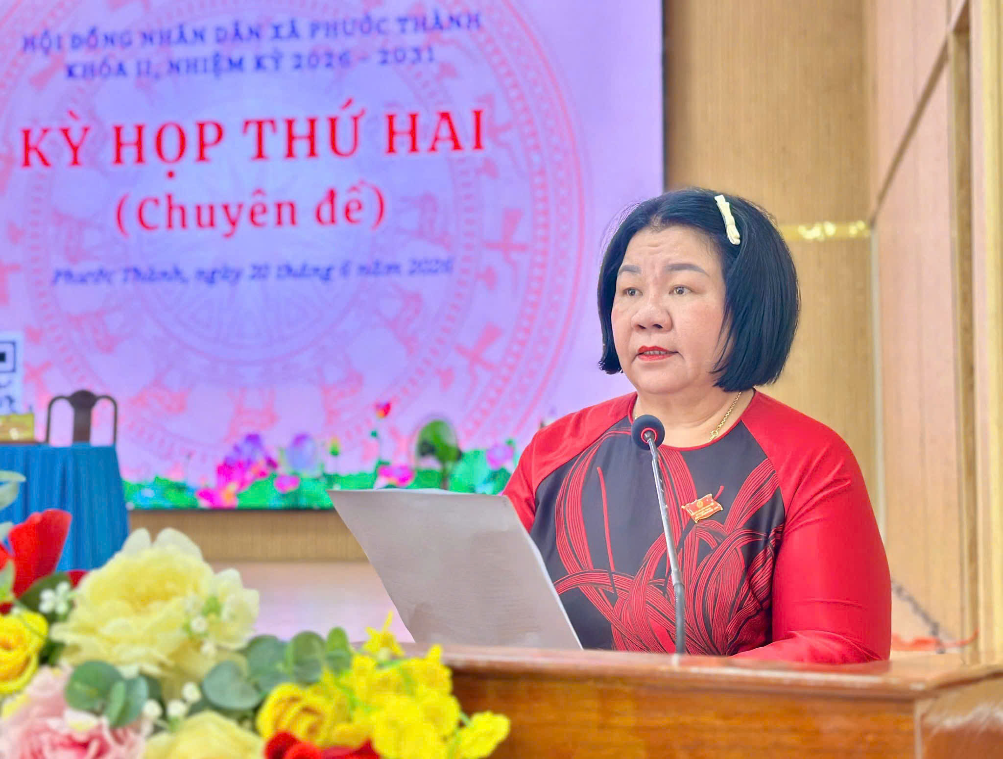 Bà Nguyễn Thị Xuân Mai - Bí thư Đảng ủy, Chủ tịch HĐND xã phát biểu tại kỳ họp