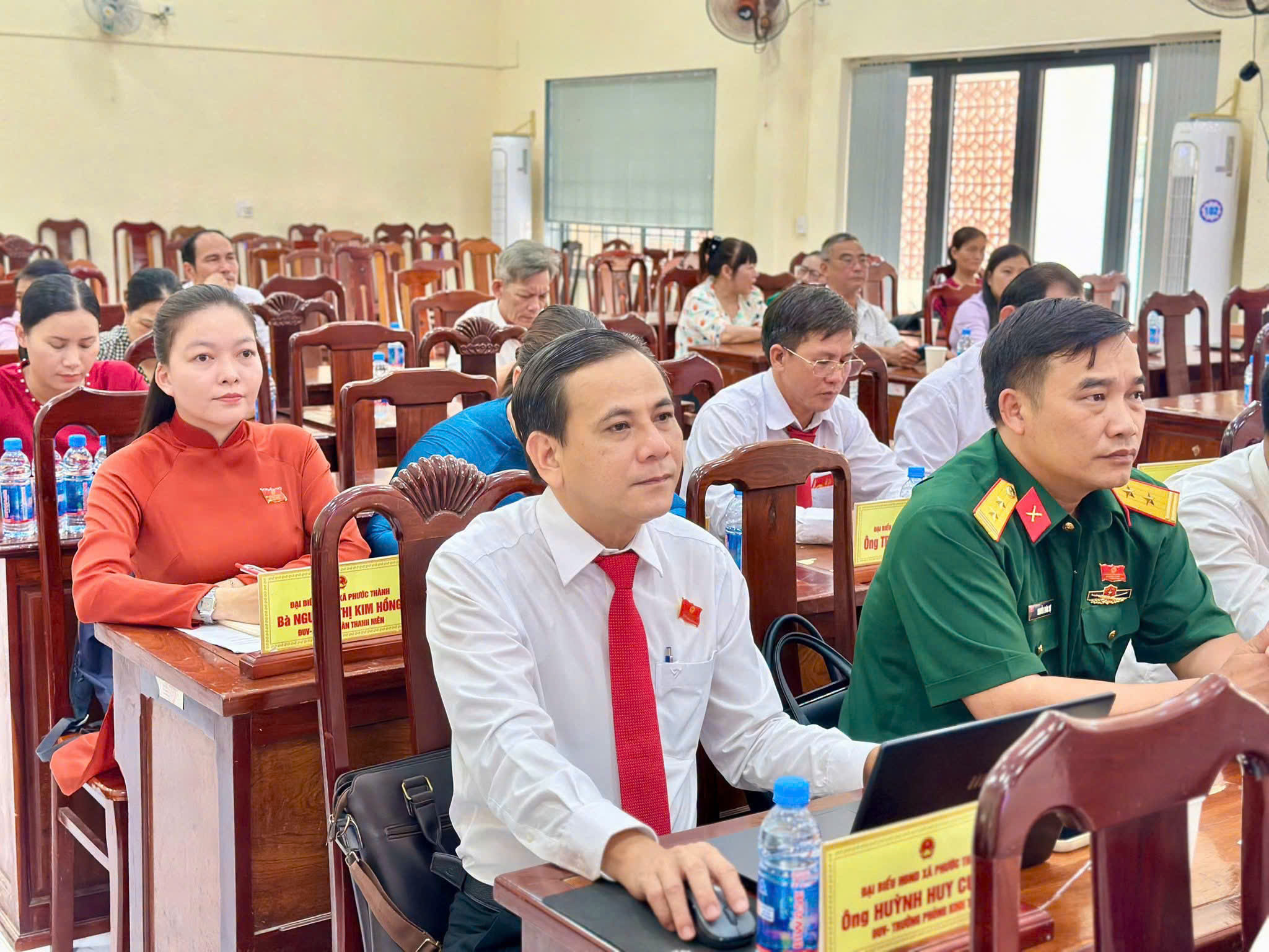 Các đại biểu HĐND xã tham dự kỳ họp