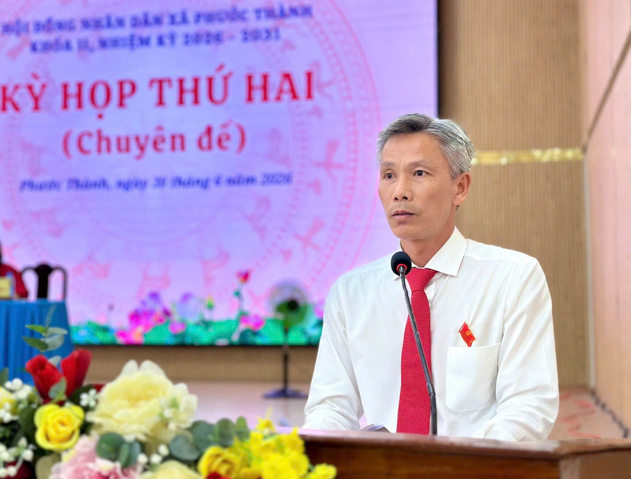 Ông Nguyễn Thanh Thông thông qua Tờ trình đề nghị HĐND xã xem xét tán thành Đề án sắp xếp ấp trên địa bàn xã và tóm tắt Đề án sắp xếp ấp
