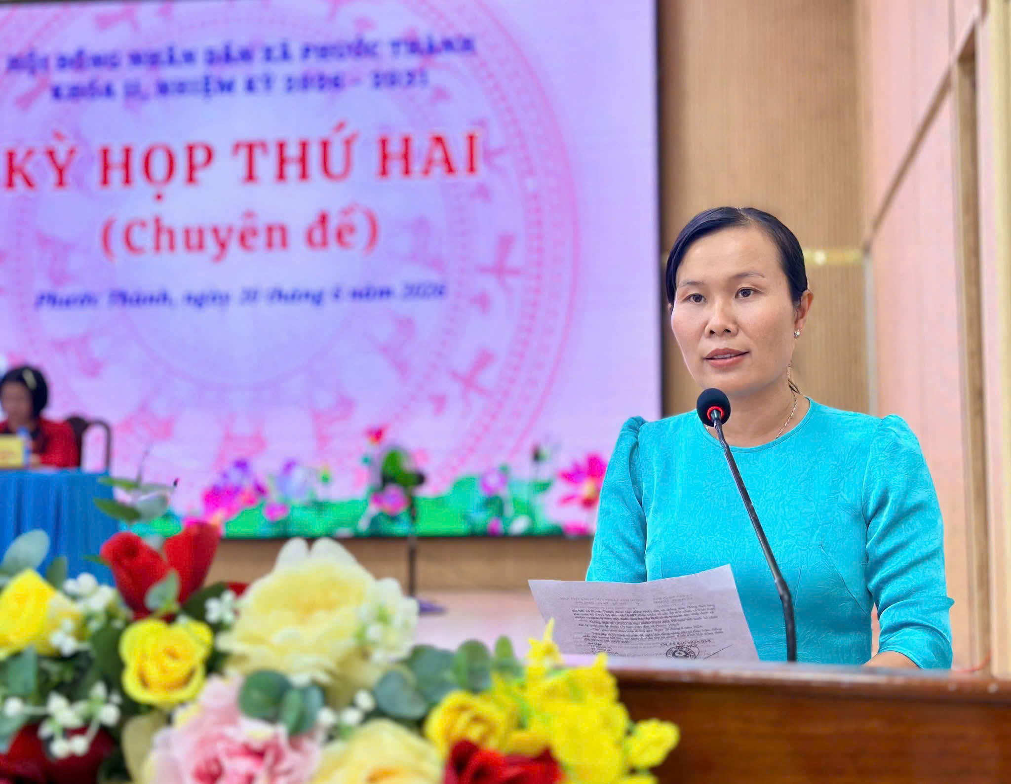 Bà Võ Thị Thu Lâm thông qua Tờ trình về việc đề nghị HĐND xã thảo luận, thống nhất chủ trương kết thúc mô hình tổ nhân dân tự quản