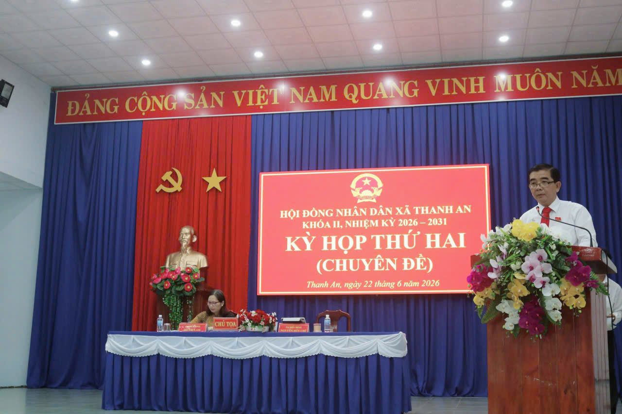Ông Nguyễn Hữu Chí, Bí thư Đảng ủy-Chủ tịch HĐND xã phát biểu khai mạc Kỳ họp
