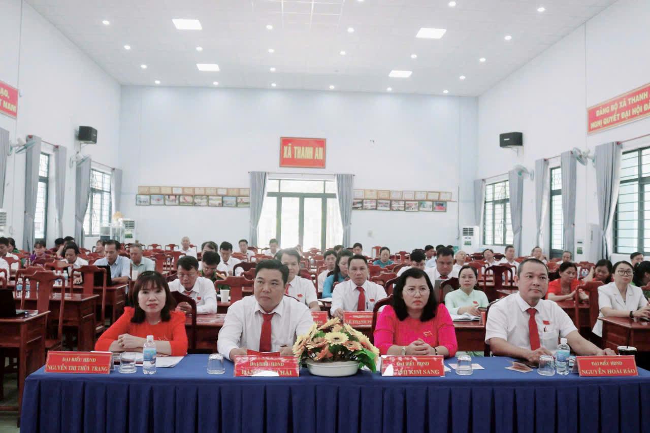 Các đại biểu HĐND xã tham dự kỳ họp